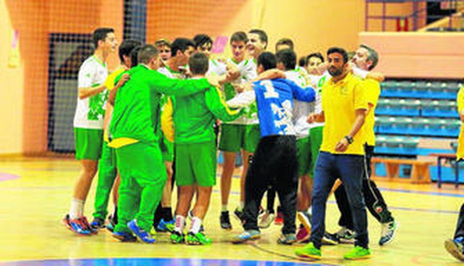 Los jugadores del Puertosol celebran su bronce.