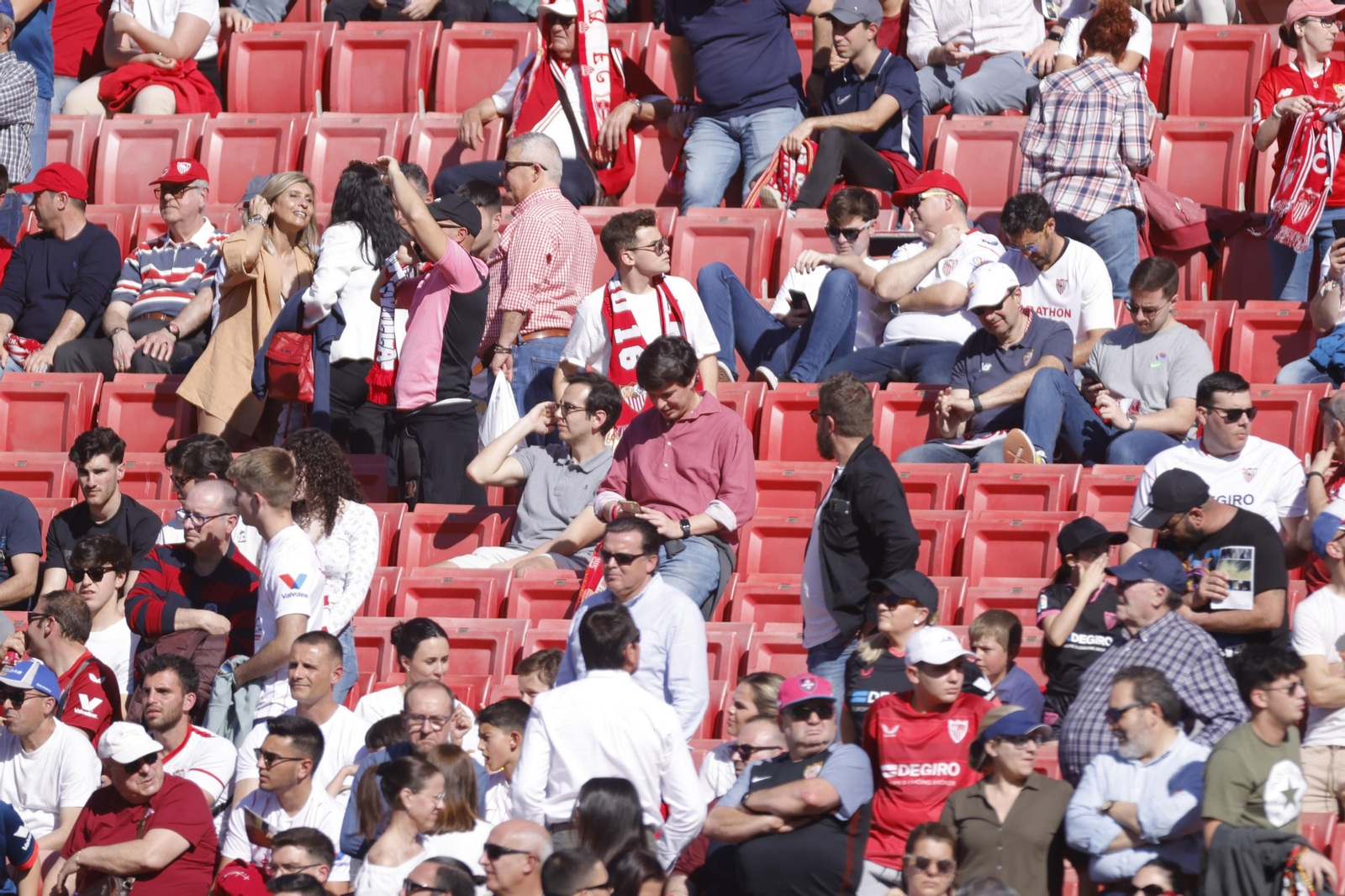 Búscate en las fotos del Sevilla-Almería