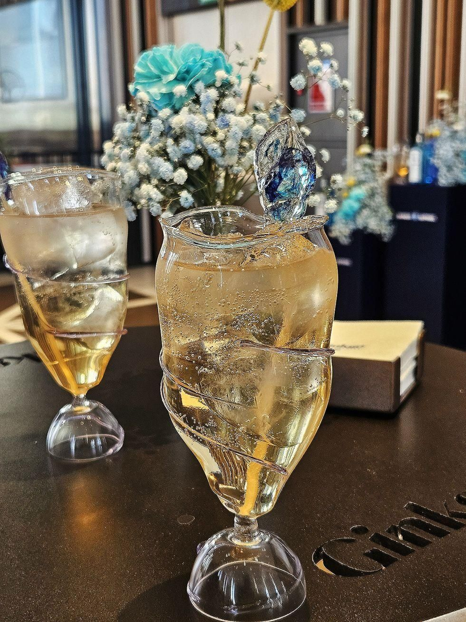 El cóctel de Anna Castillo, Glassy