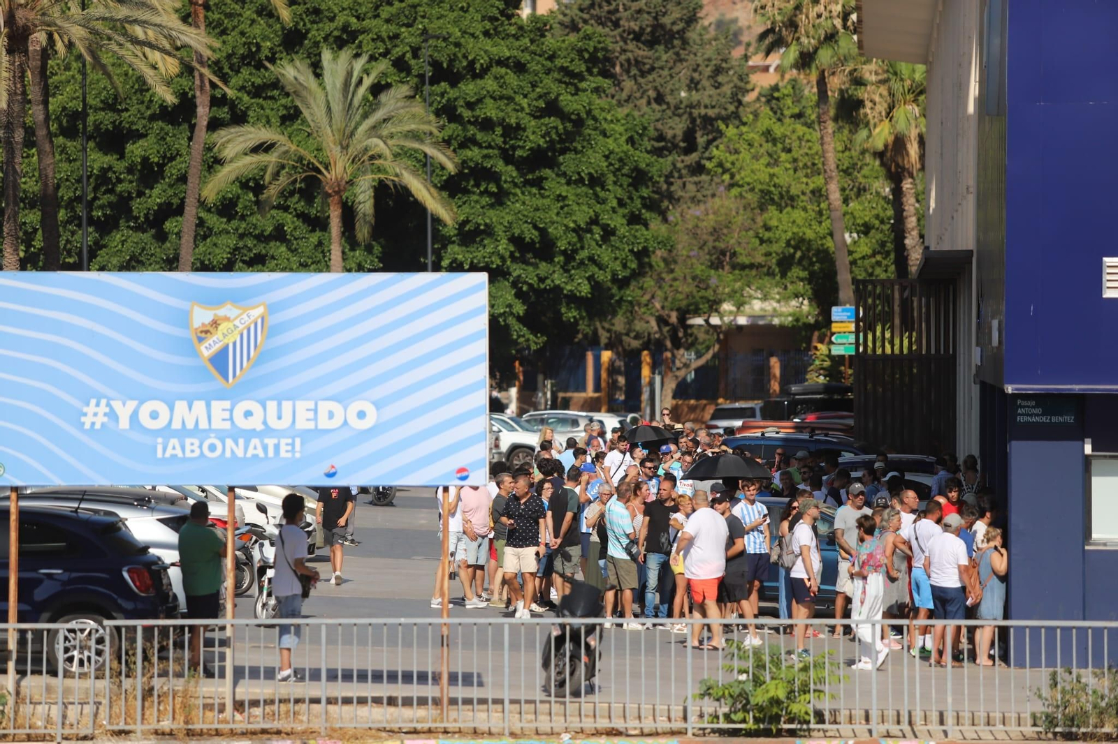 Multitudinarias colas en La Rosaleda por la campaña de abonos