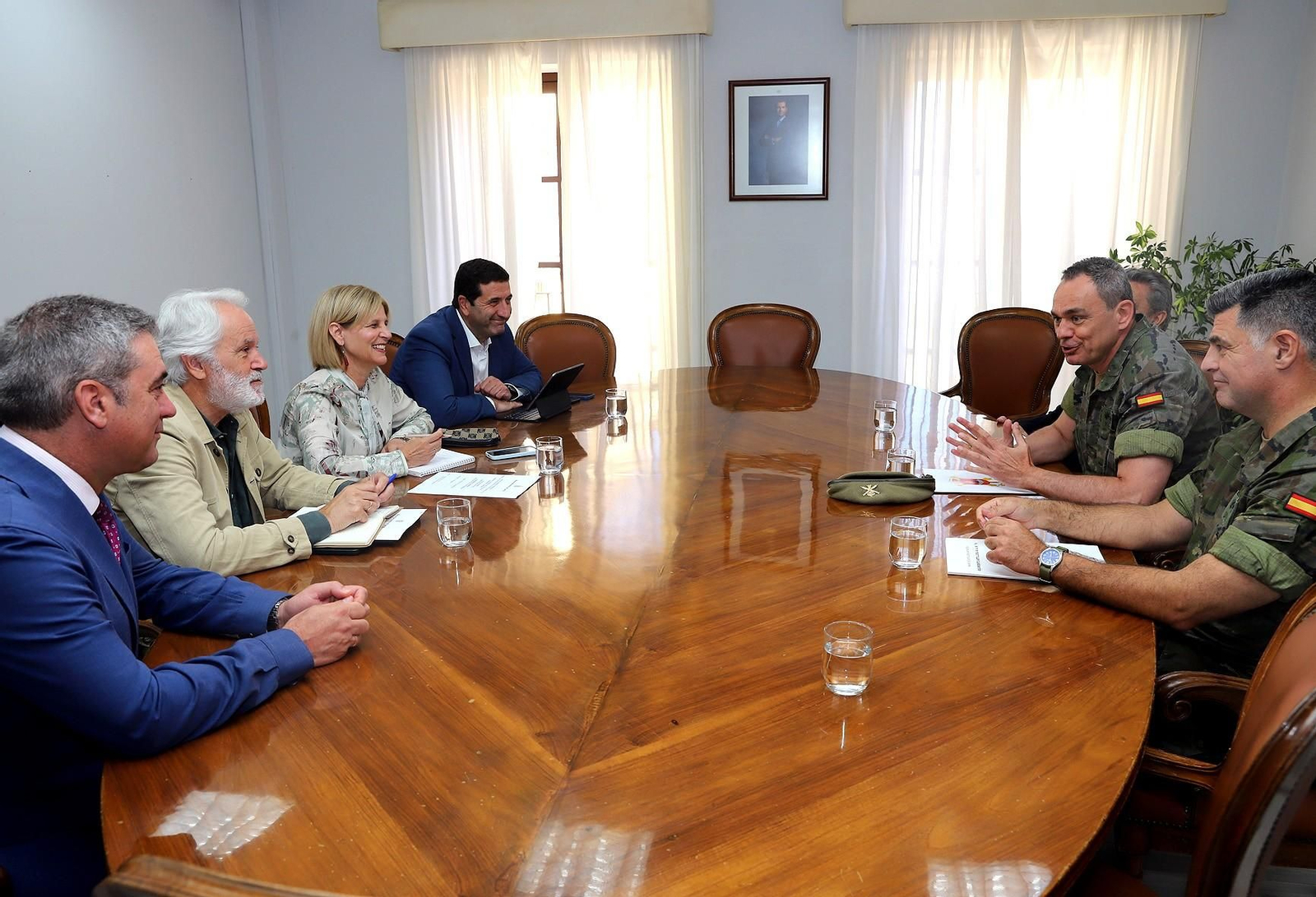 Reunión para avanzar en la organización del acto de Jura de Bandera de personal civil que tendrá lugar en la ciudad el 28 de septiembre.
