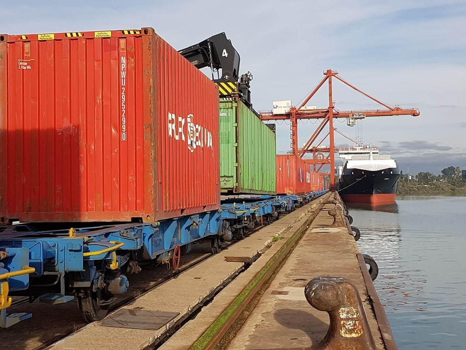 Tren de contenedores en el Puerto de Sevilla.