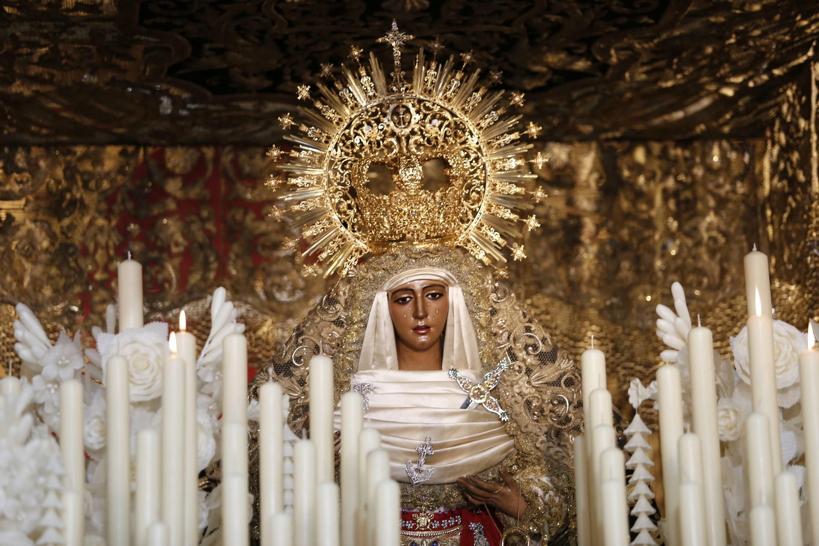 Colas en los templos a la espera de la Madrugá