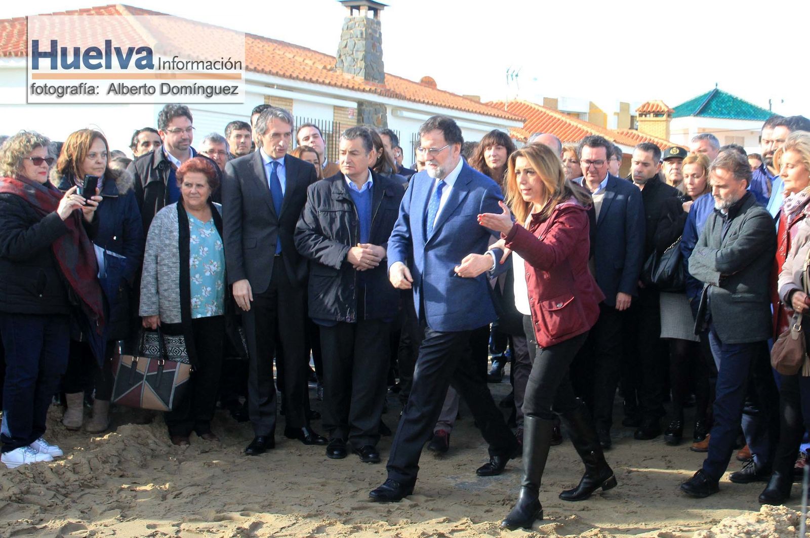 Imágenes de la visita de Rajoy y Susana Díaz a la playa de La Antilla