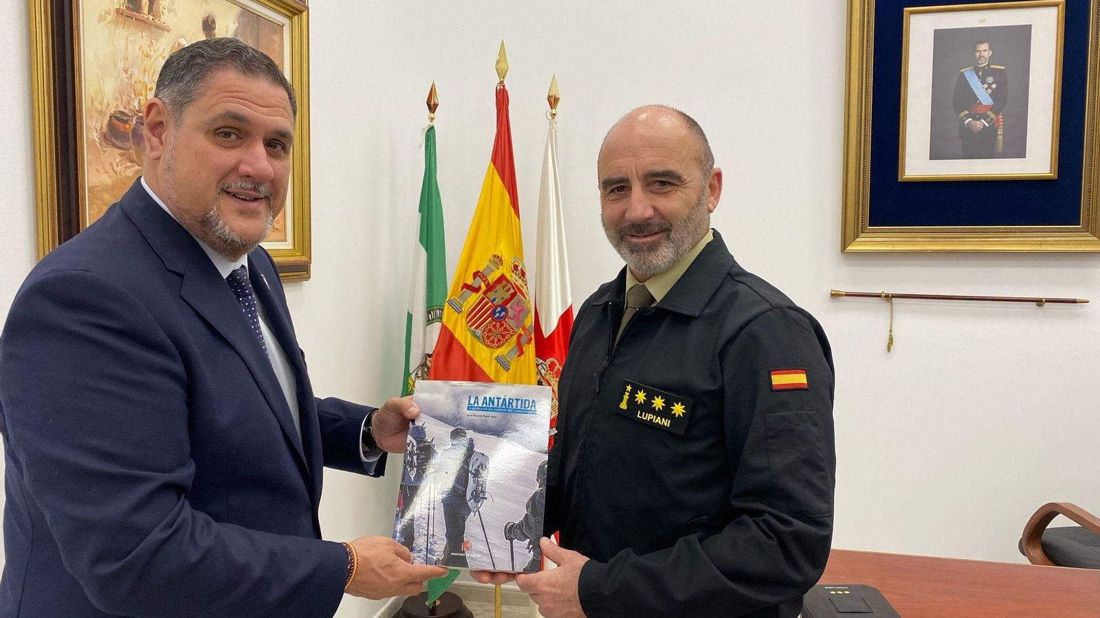 Francisco Alonso y José Manuela Lupián durante su cita para hablar de la Campaña Antártida y la importancia de la participación de los escolares.