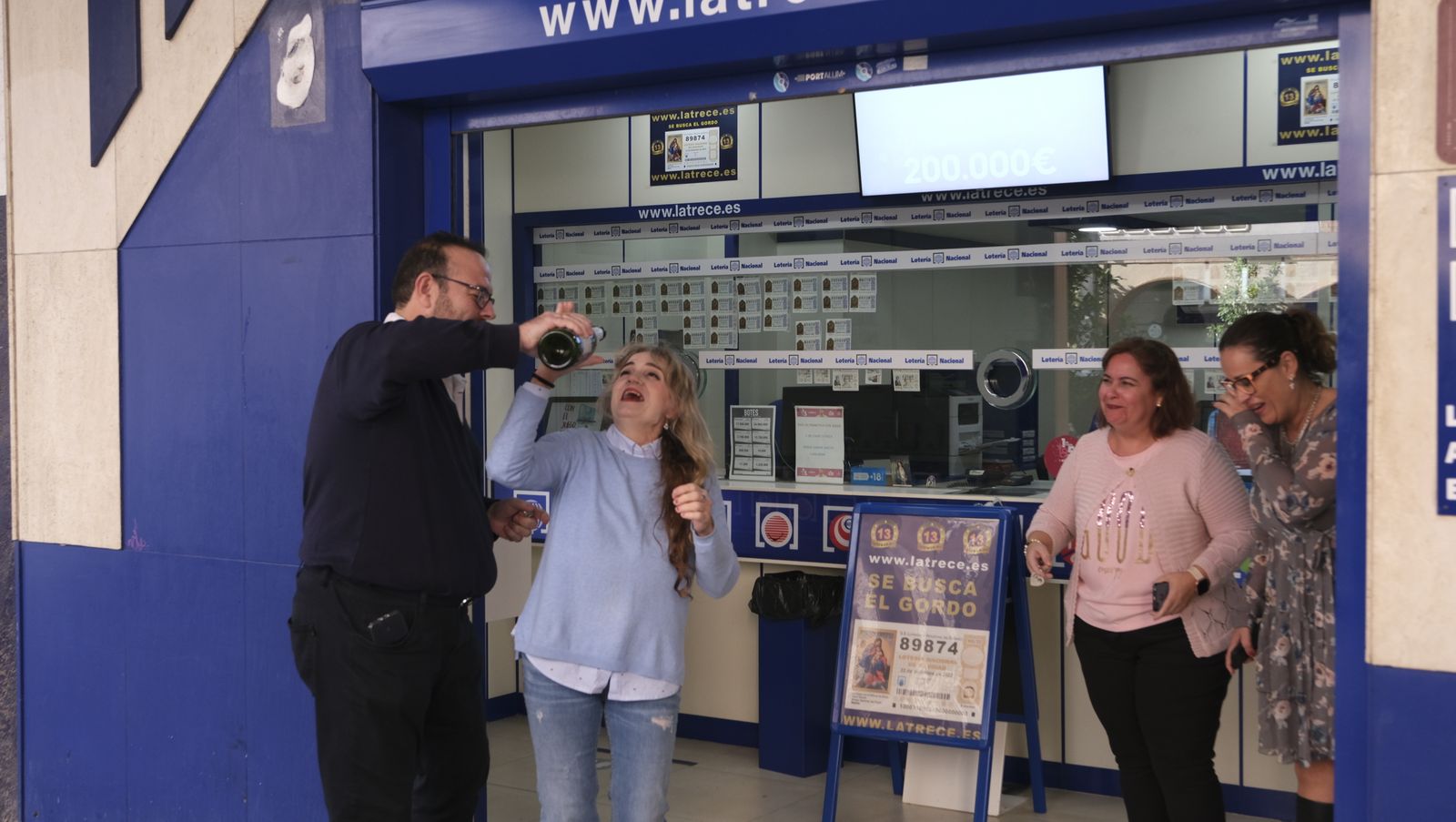 Imágenes de los premiados por la Lotería de Navidad en Almería y provincia