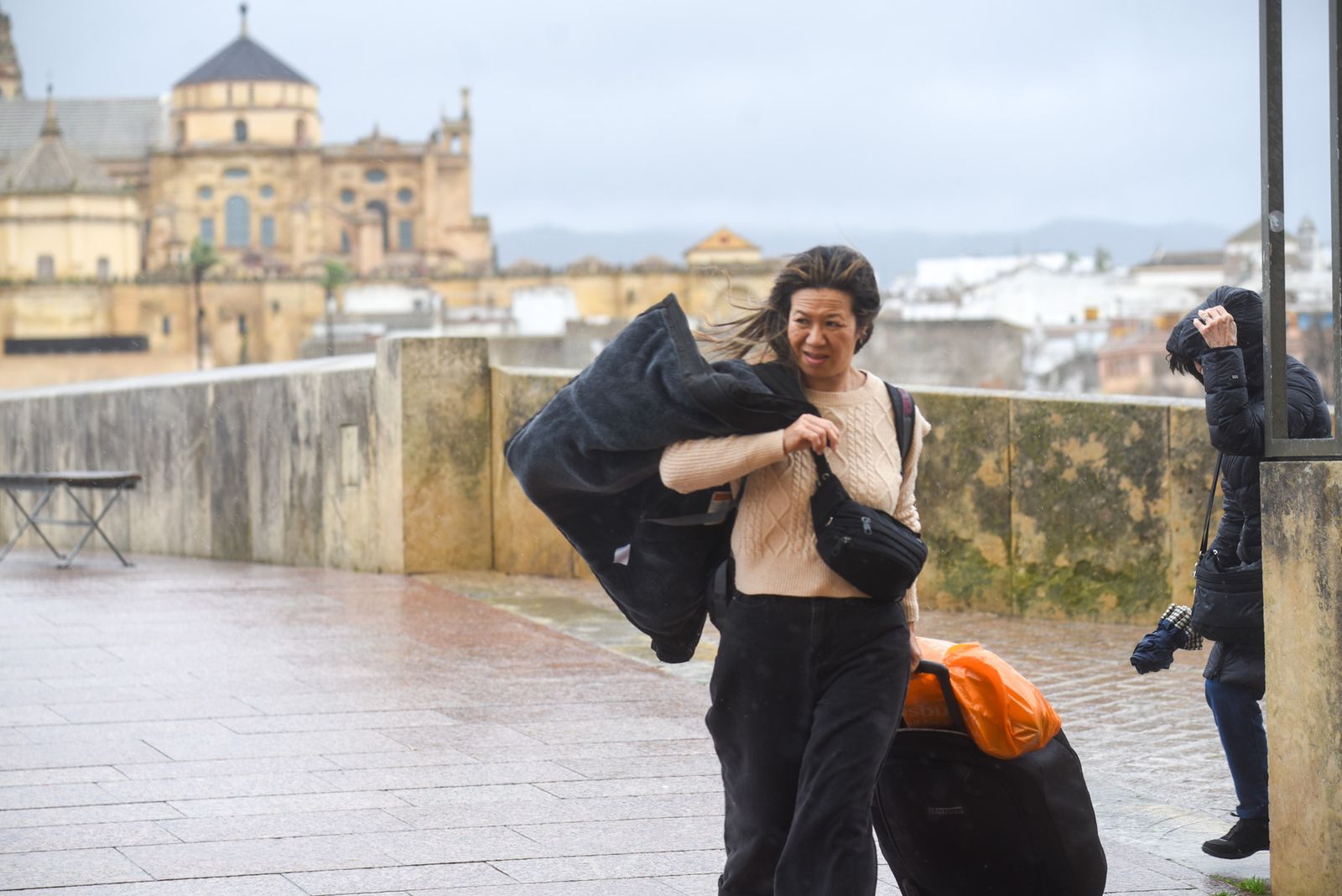 Las fuertes rachas de viento y la lluvia dejan las calles de Córdoba vacías