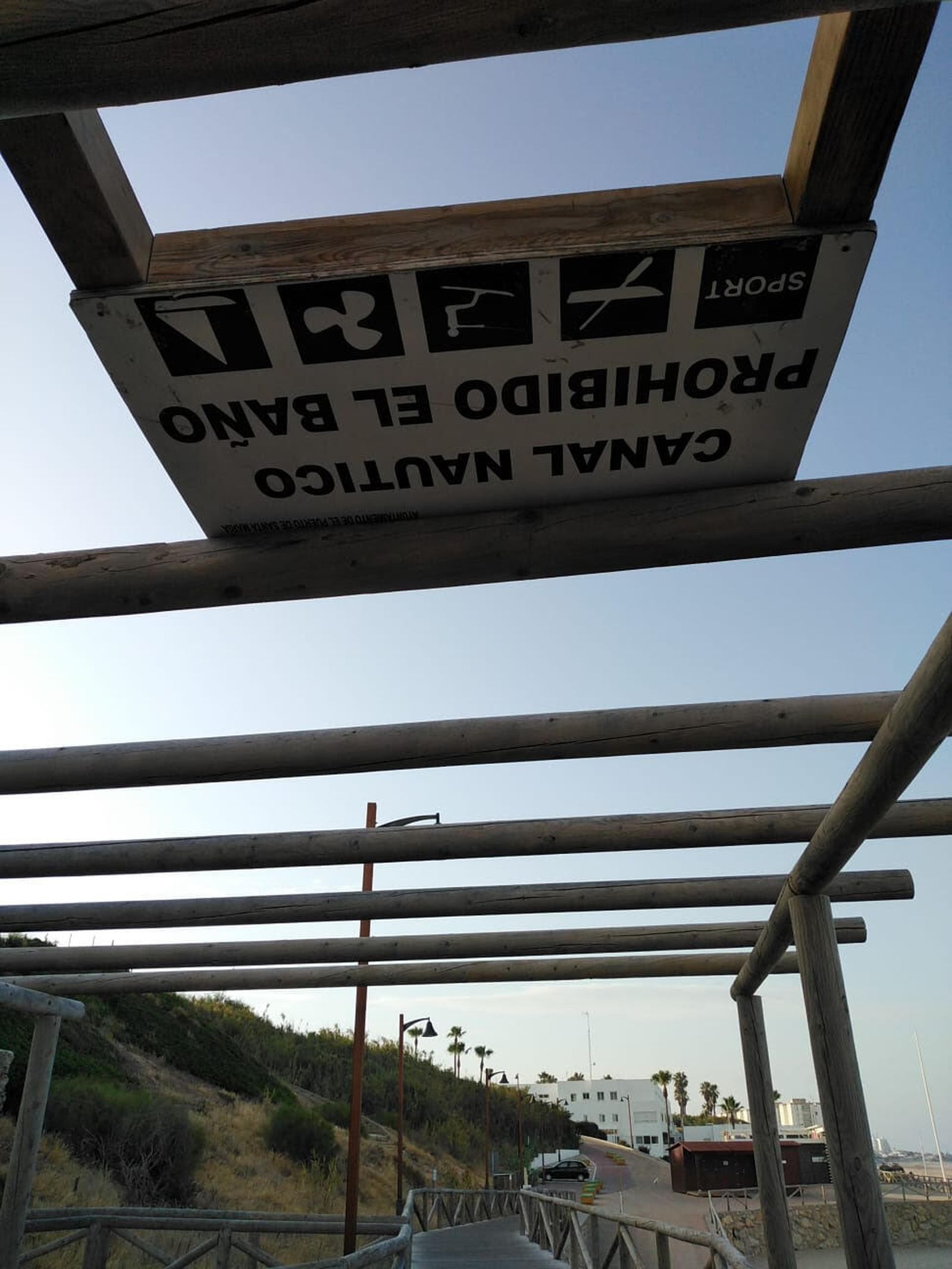 Un panel informativo ha amanecido sobre la pérgola.