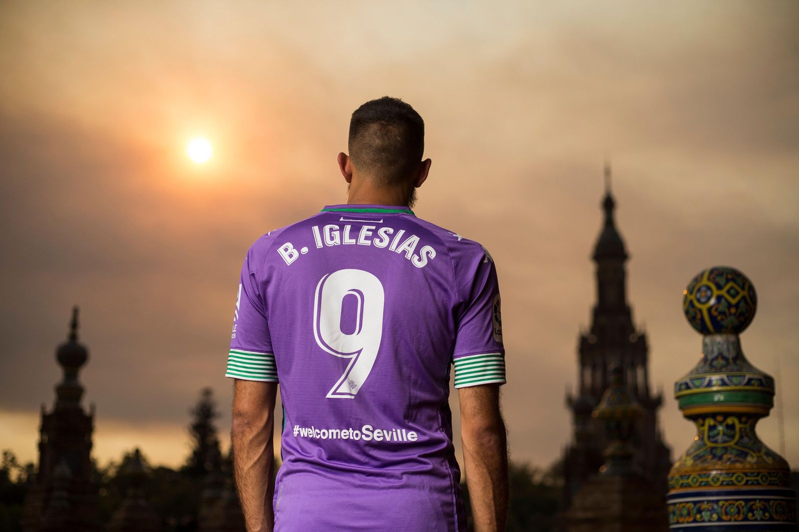 Borja Iglesias posa con la tercera equipación bética.