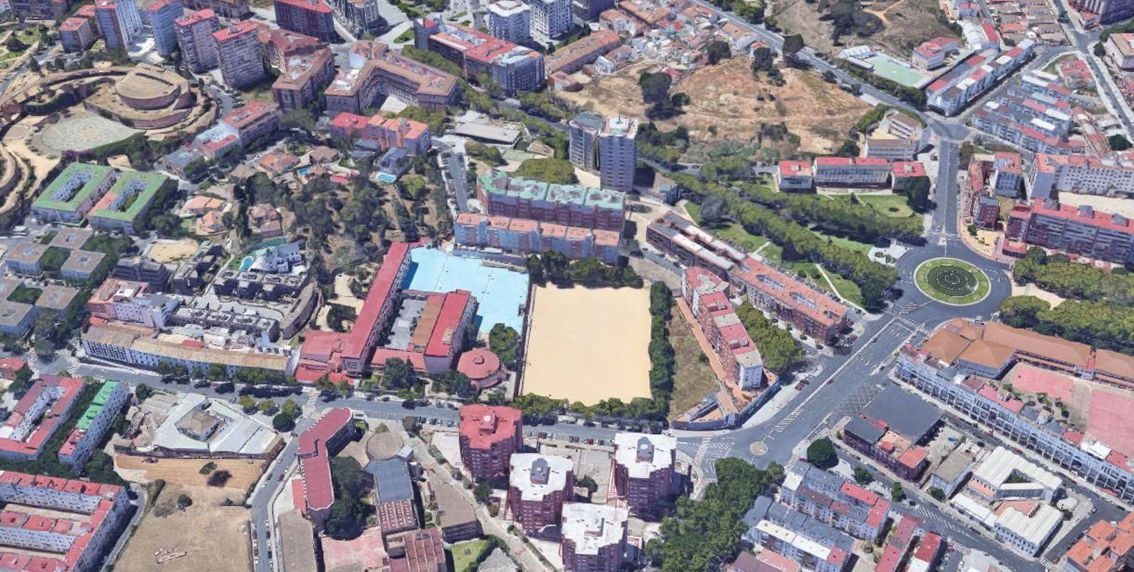 Parcela del colegio Colón Hermanos Maristas con el campo de fútbol a remodelar y la zona vacía sobre la que levantar el pabellón.