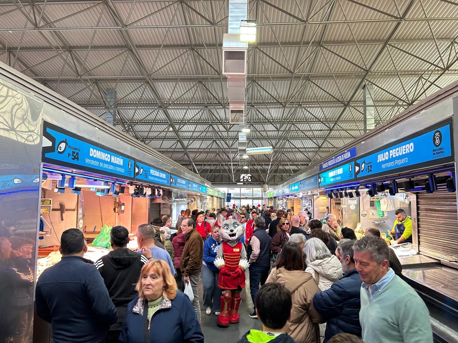 Luz, la mascota del Europeo, en el Mercado del Carmen.