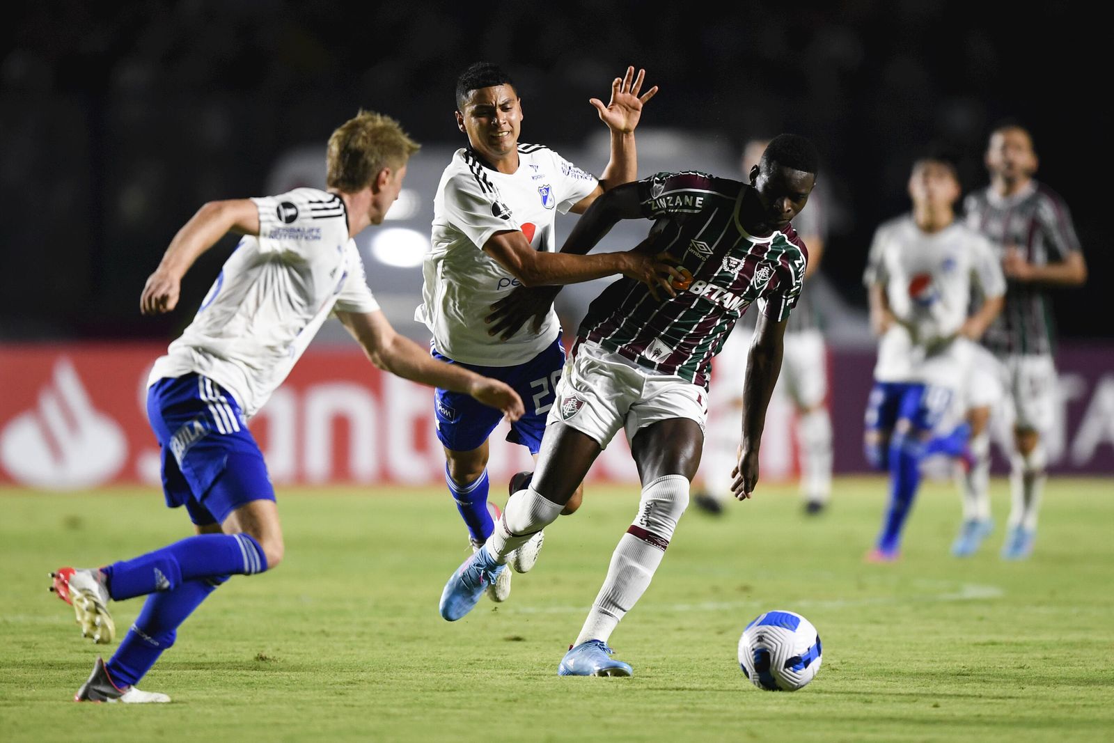 Luiz Henrique se marcha en velocidad de un rival.