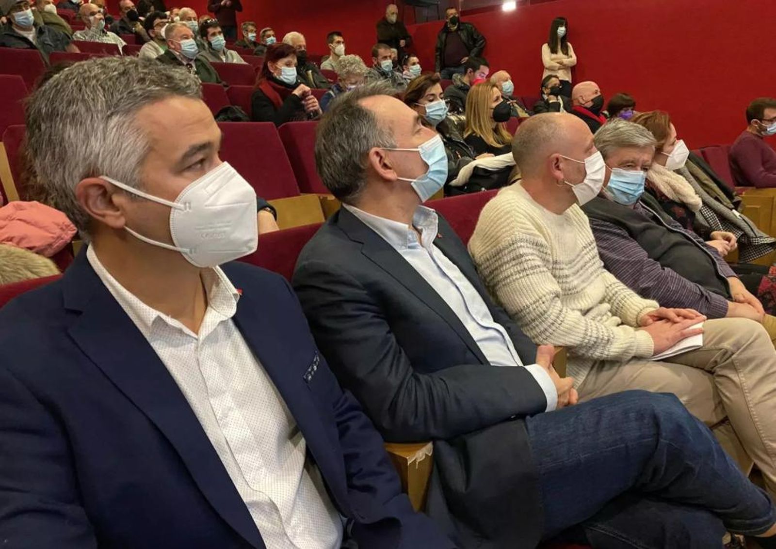 El secretario general del Partido Comunista de España (PCE), Enrique Santiago, (en el centro) en un acto de partido.