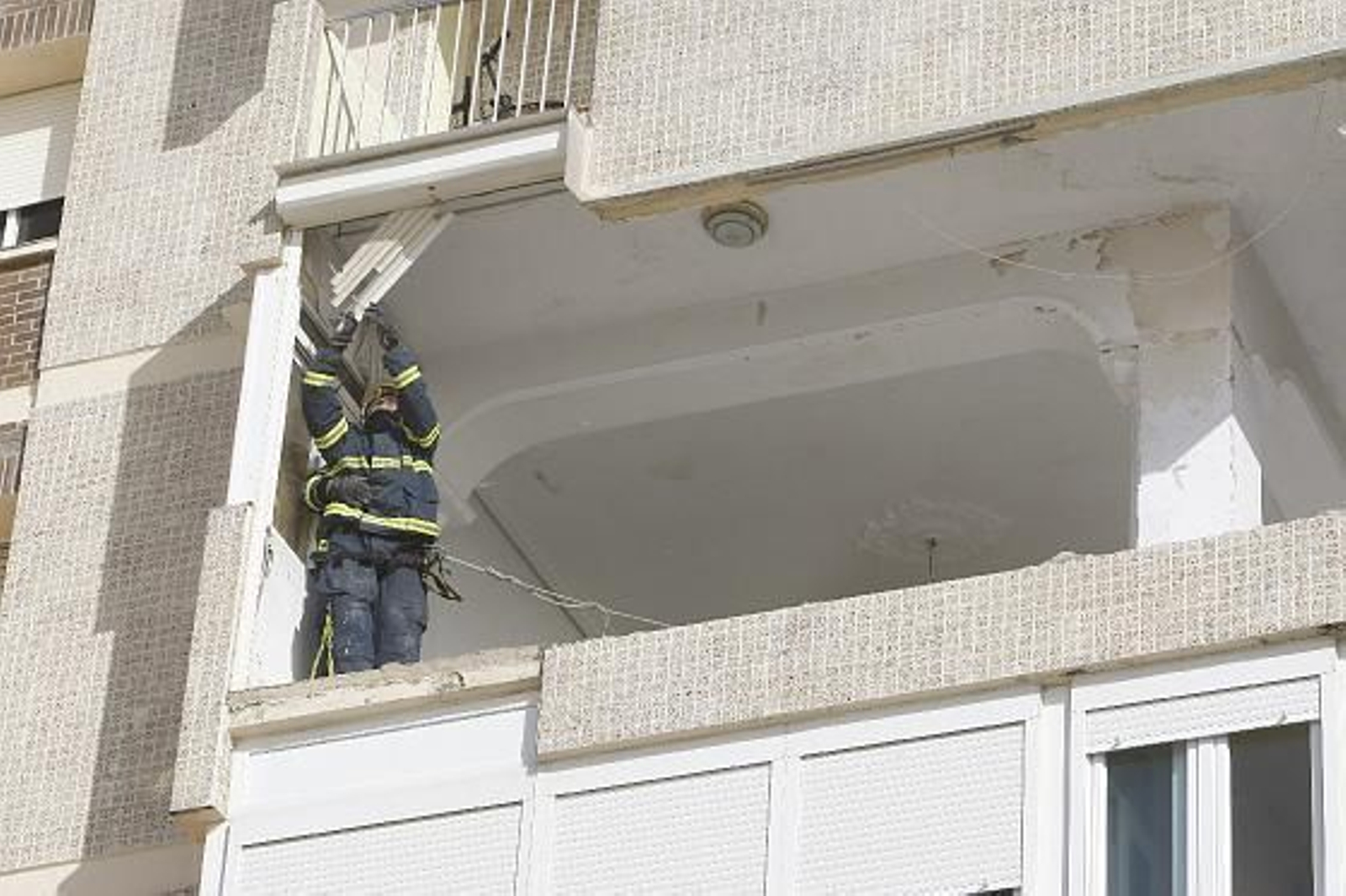 La noche de viento y lluvia se salda con múltiples destrozos en la capital. 

Foto: Jose Braza