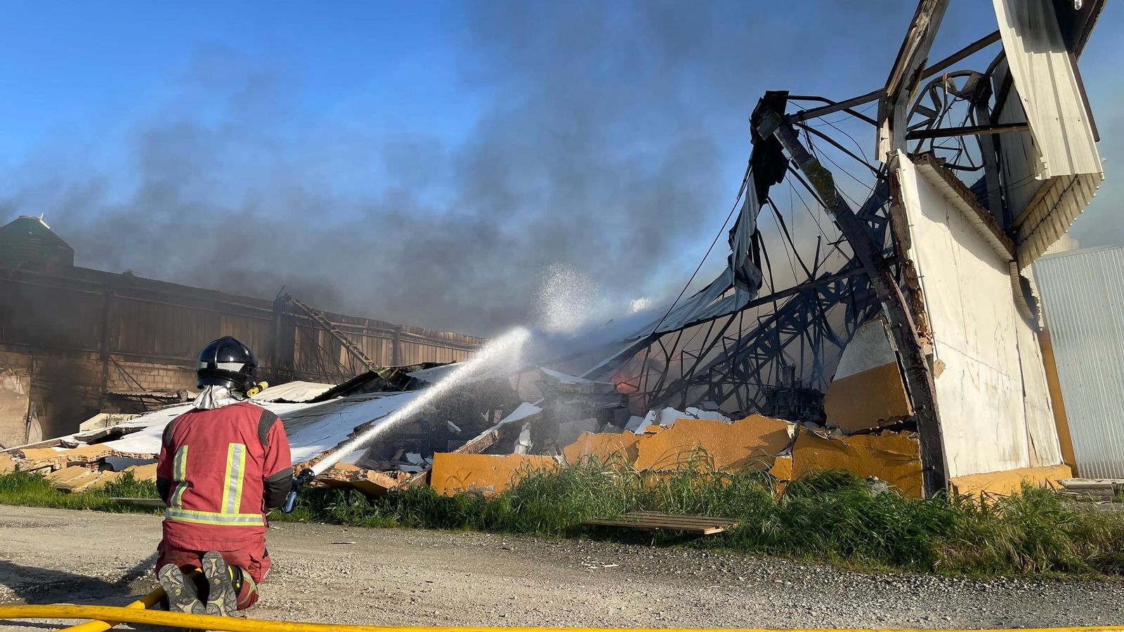 Un bombero combate las llamas.