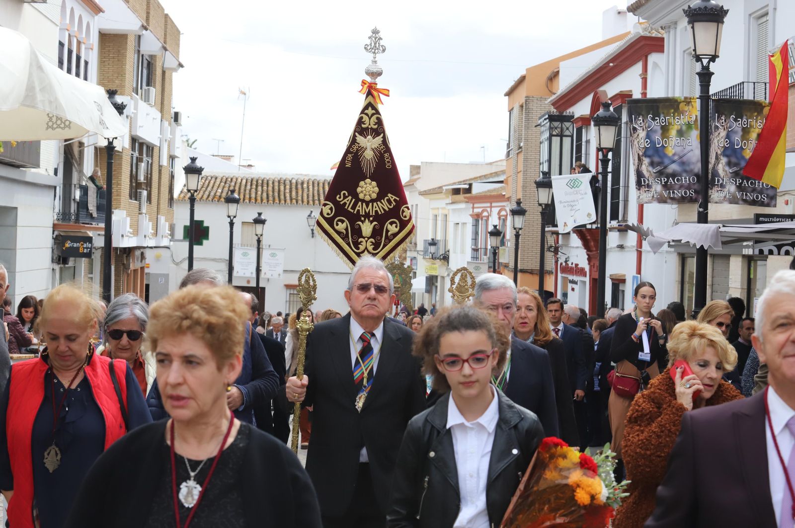 Imágenes de la misa de la Hermandad del Rocío de Huelva ante la Virgen del Rocío