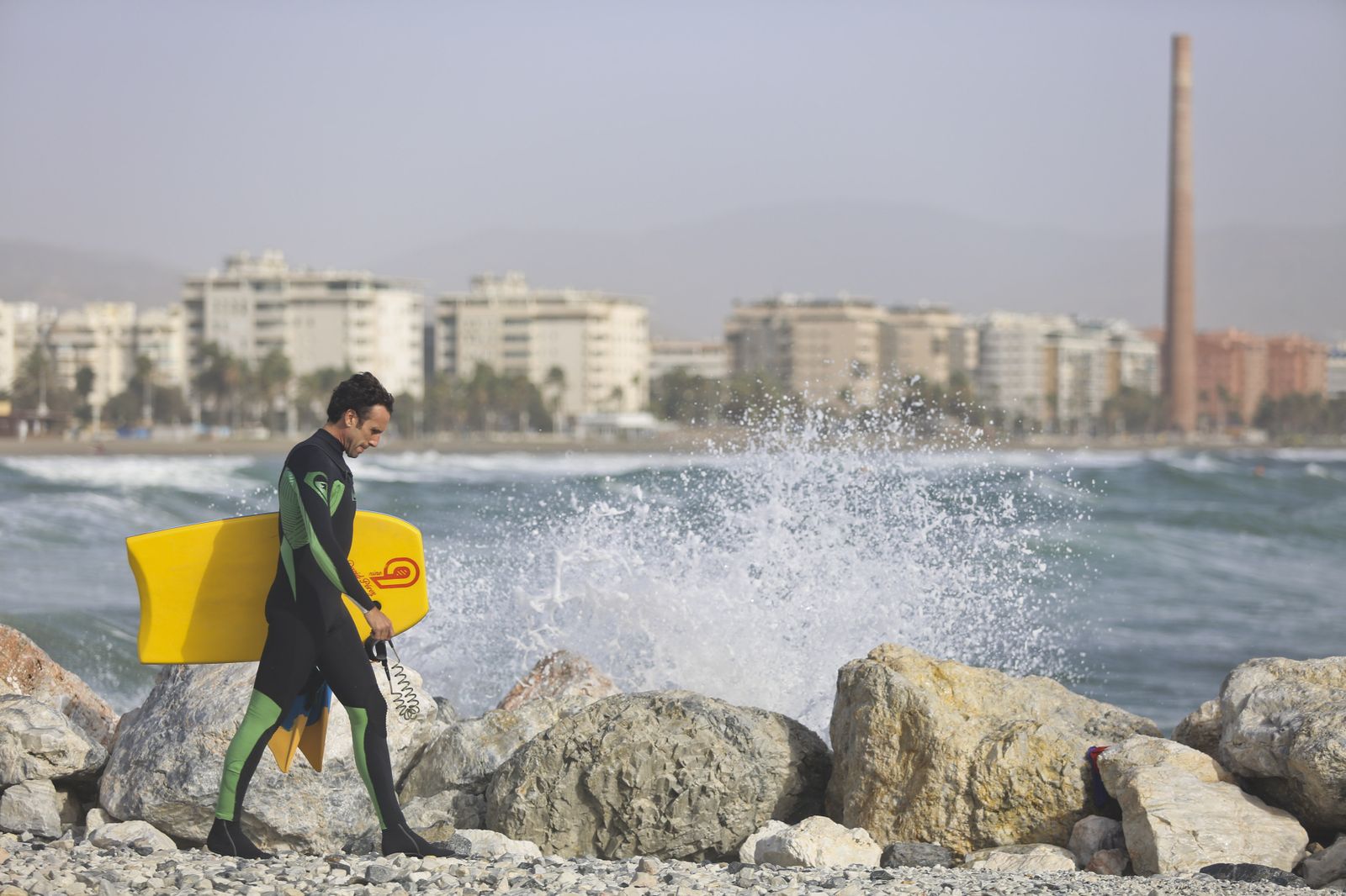 Viento, olas y surfistas para iniciar el fin de semana