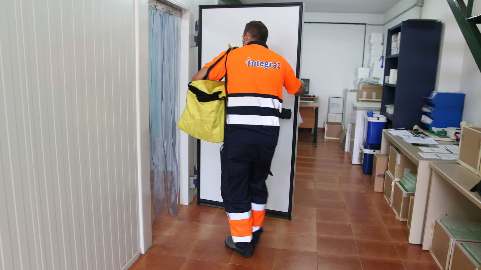 El repartidor de Integra2 transporta a diario las dosis desde el almacén de Bidafarma en Granada