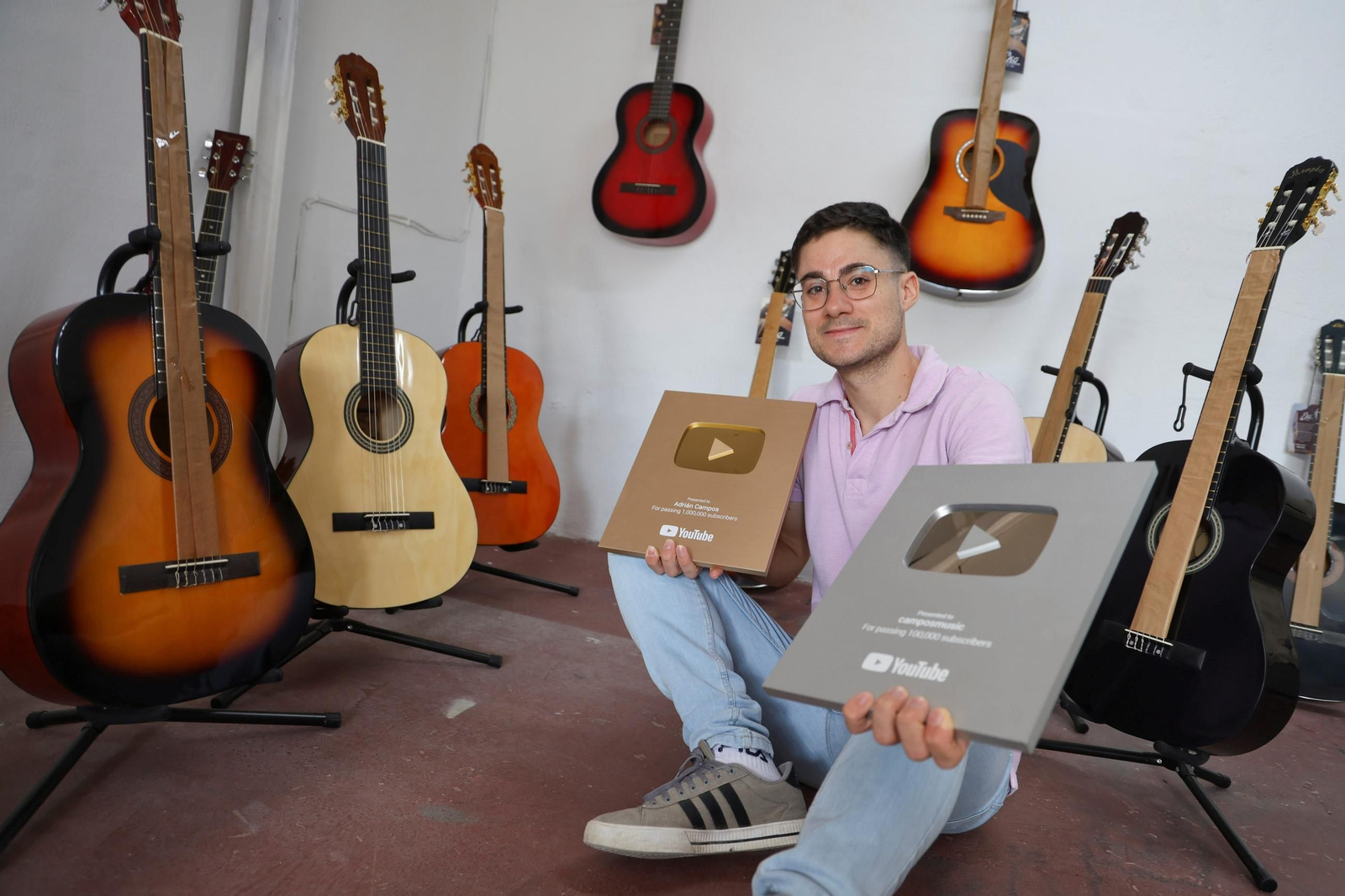 Las fotos de Adrián Campos, el malagueño que triunfa en TikTok y YouTube con sus clases de guitarra