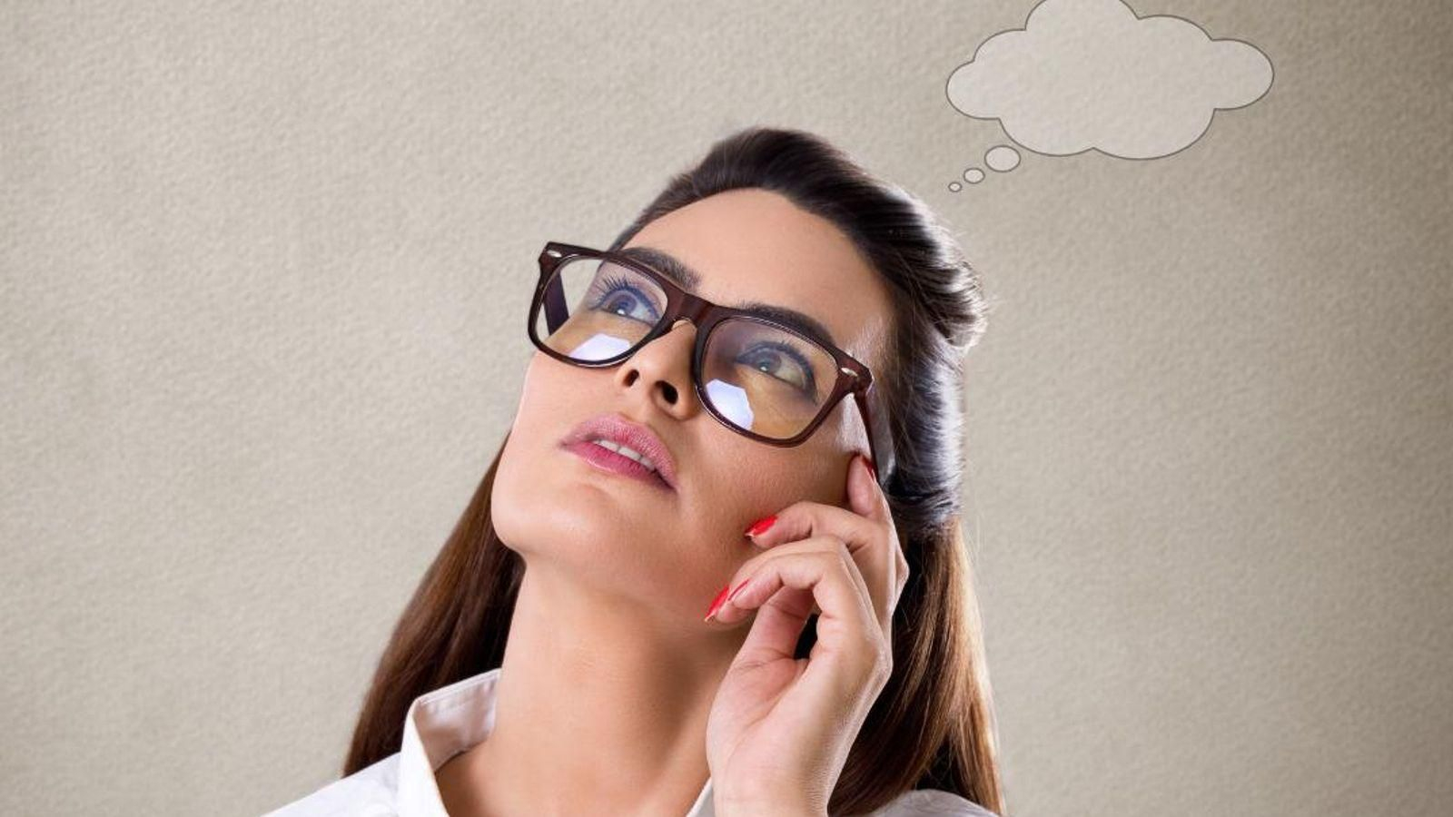 Mujer pensativa buscando en Google.