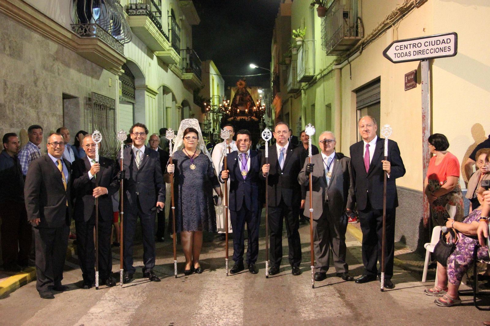Consiliario y Hermano Mayor imponiendo la Corona a la Virgen de la Piedad.