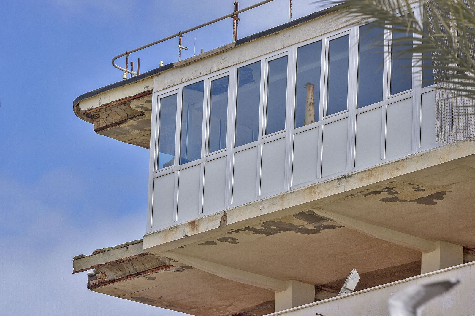 Imagen de la parte superior del edificio, la que se asemeja a un puente de mando, con los extremos sin apenas hormigón.