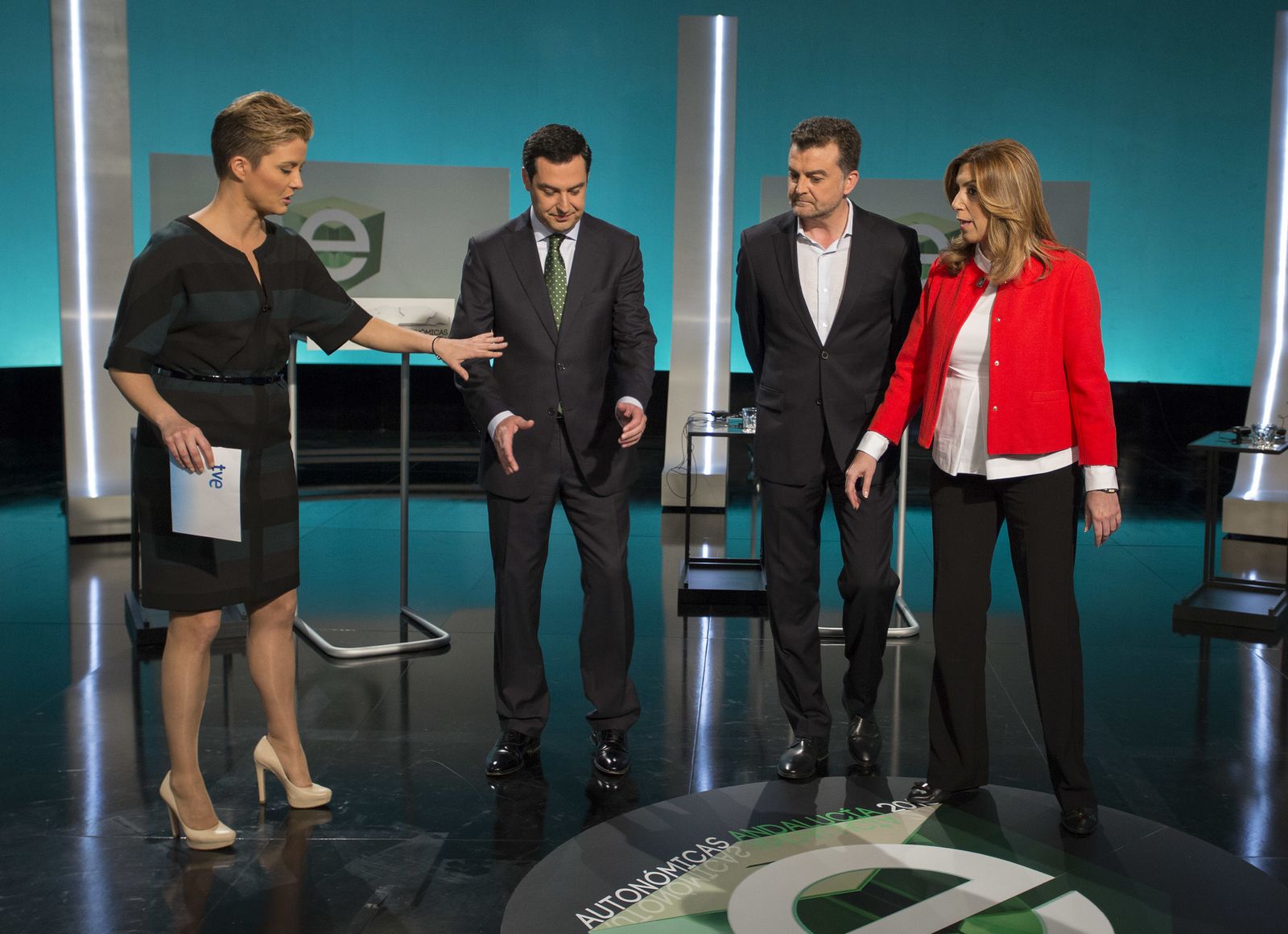 La periodista María Casado, con Juanma Moreno, Antonio Maíllo y Susana Díaz, en el debate de las elecciones de 2015