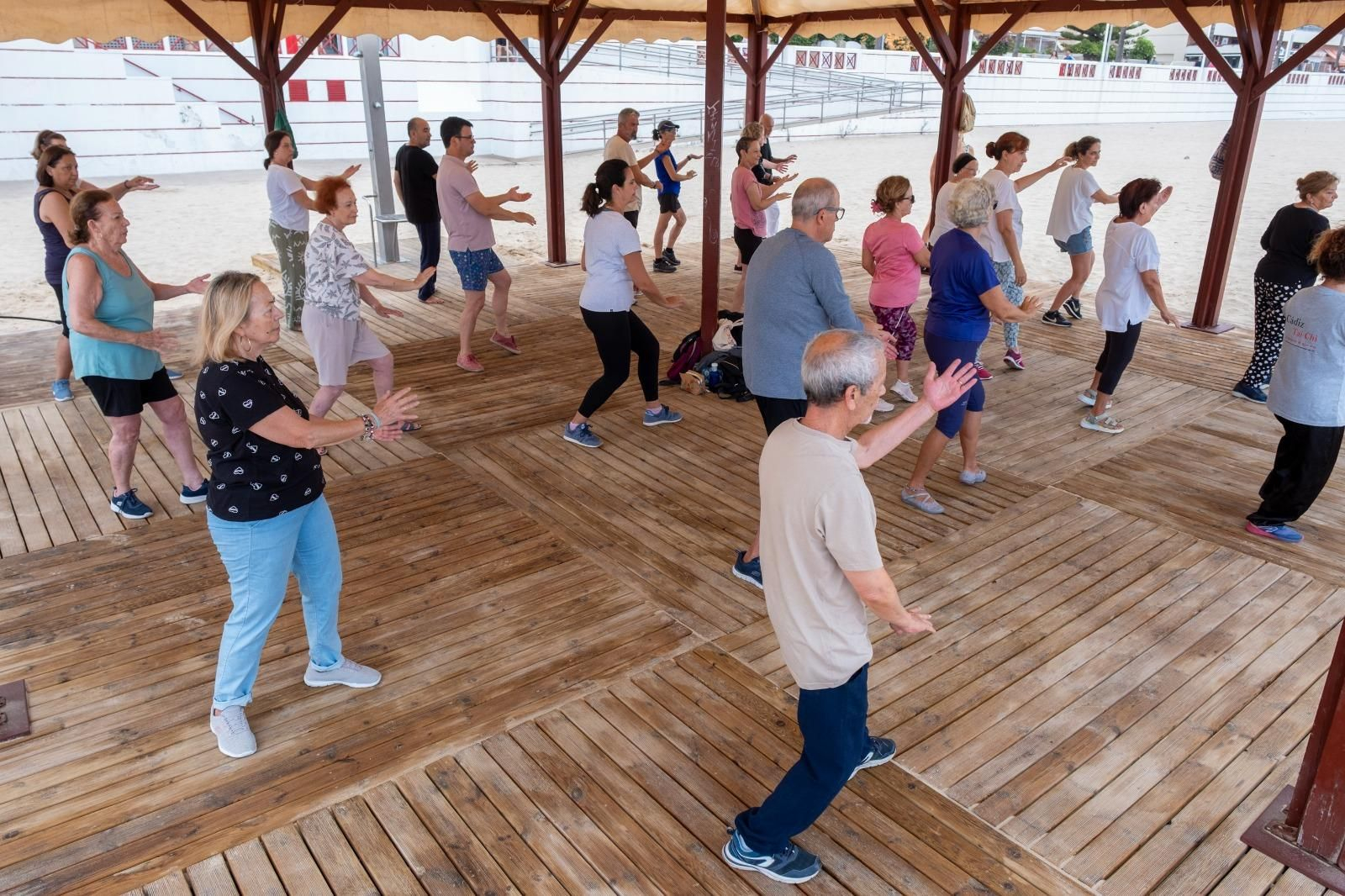 Una imagen de una de estas jornadas de taichí en la playa de la Victoria.
