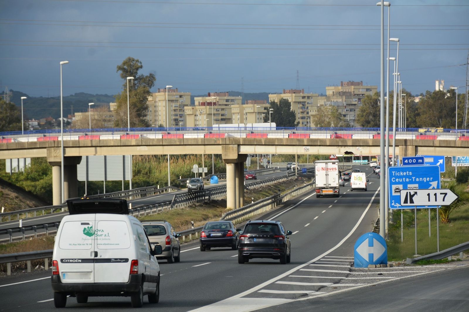 El puente sobre la A-7. Sobre el carril derecho se observan los daños.