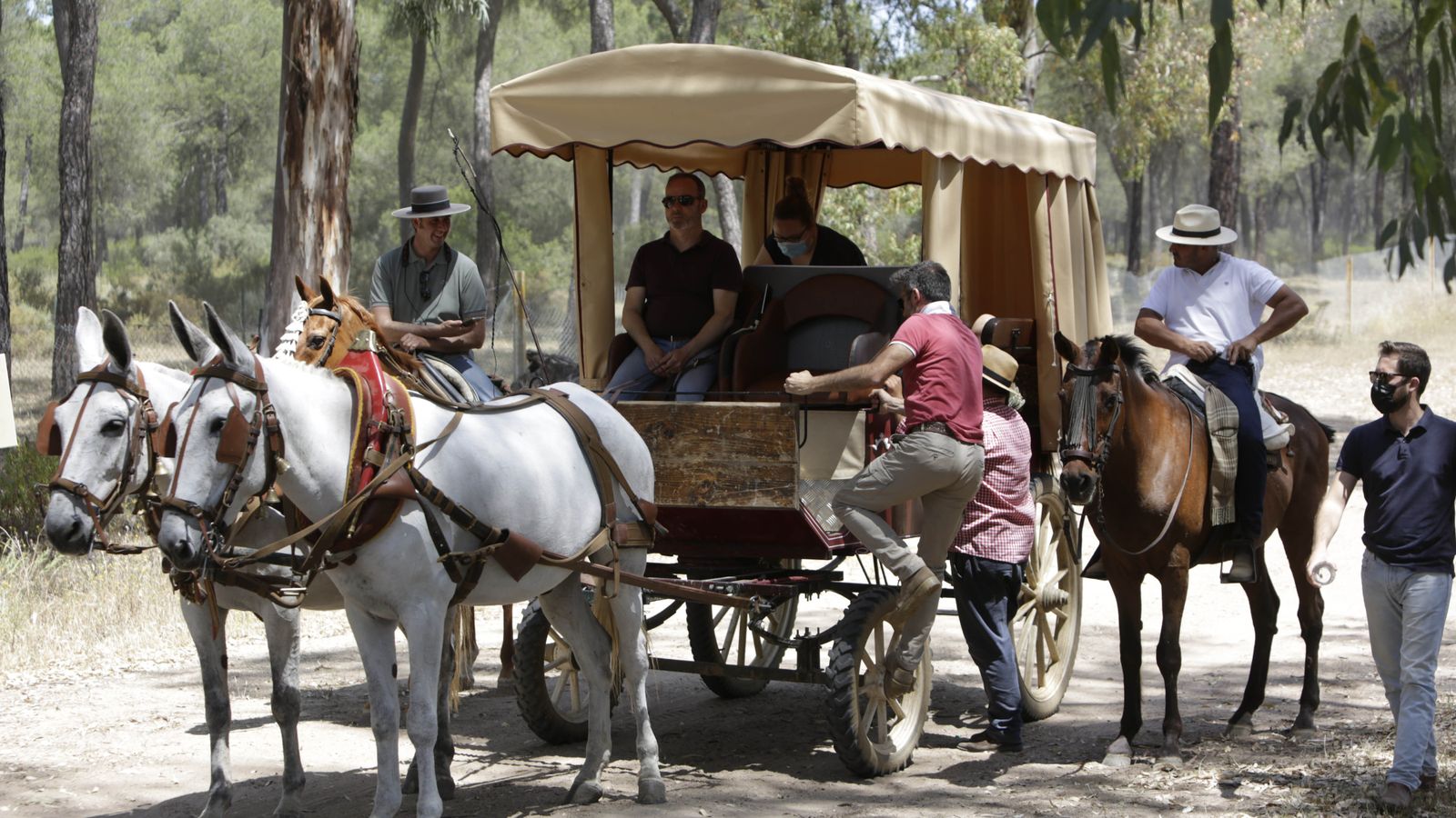 Imágenes de un viernes de Rocío sin romería