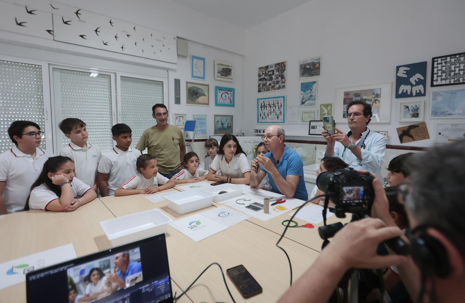 Anillamiento de las crías de vencejo con la presencia de un grupo de alumnos y retransmitiéndolo en directo a través del perfil de SEO Birdlife.