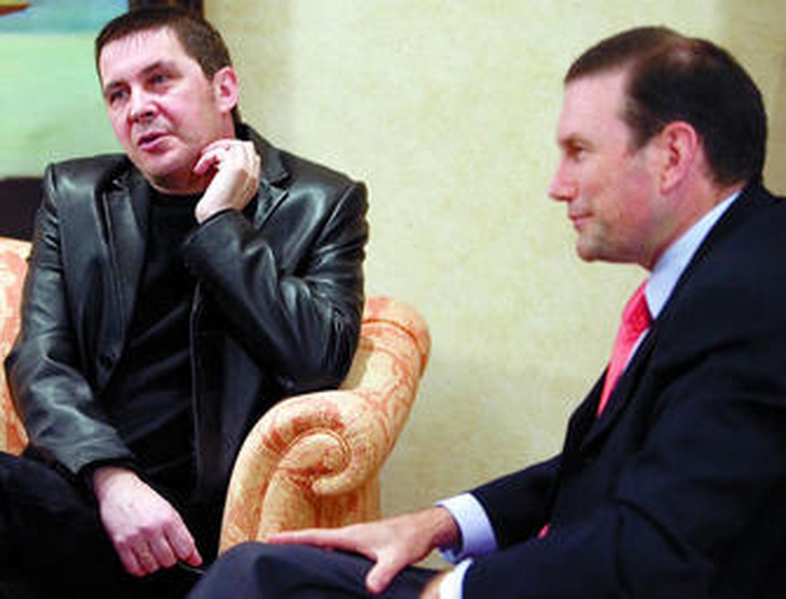 Otegi e Ibarretxe, durante una de las reuniones que han mantenido en Ajuria Enea.