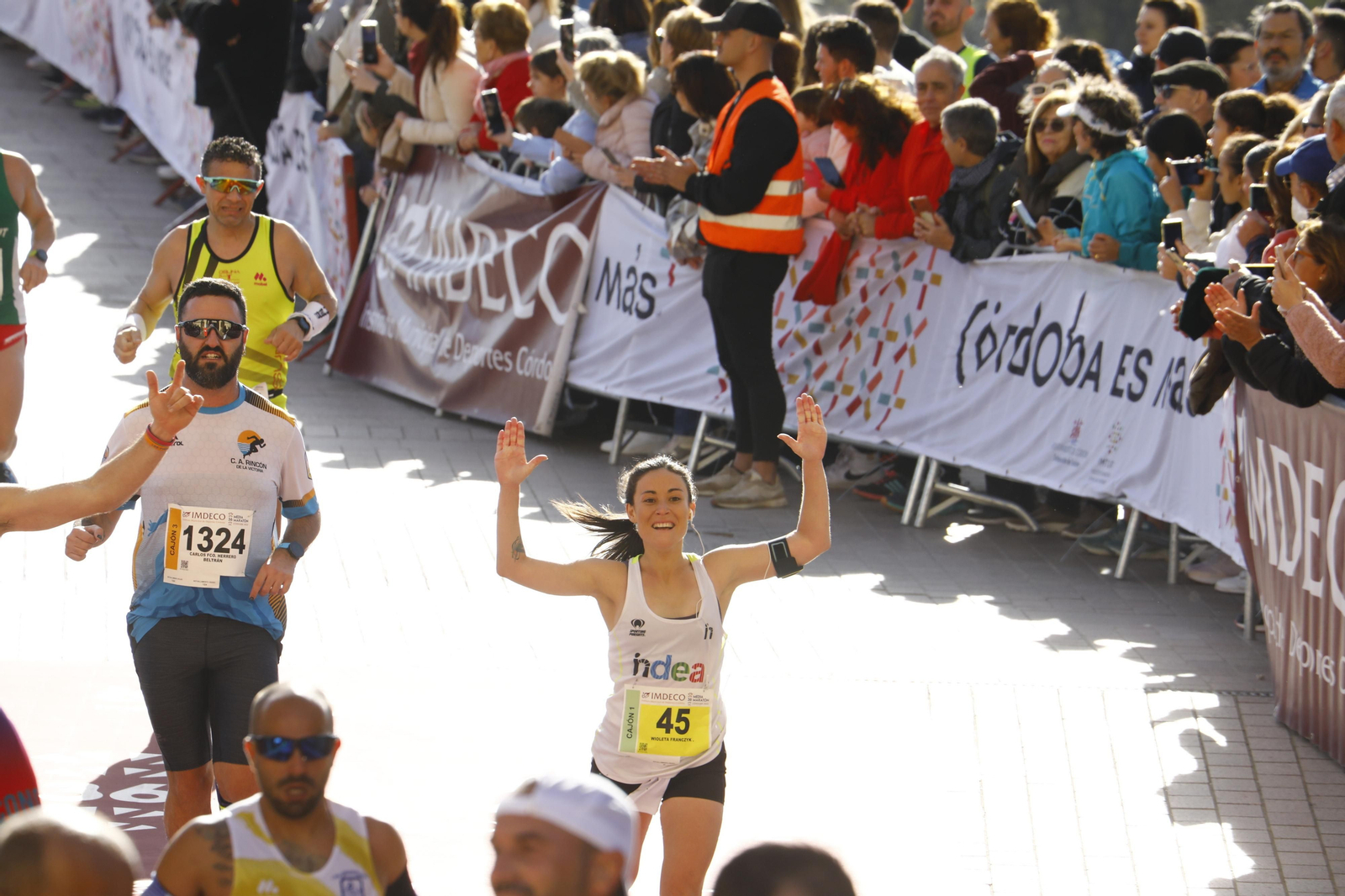 La gloria de cruzar la Puerta del Puente: imágenes de la meta de la 36 Media Maratón de Córdoba