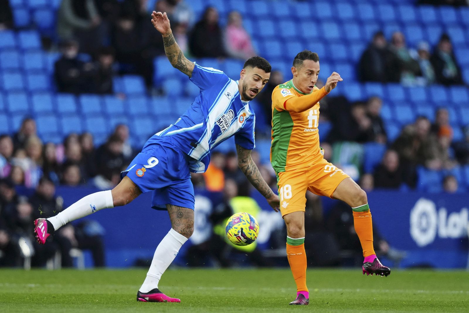 El delantero del Espanyol Joselu pelea un balón con Guardado.