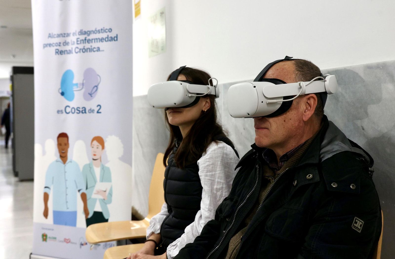 Dos de los participantes en la campaña de realifad virtual en la HLA Clínica San Isabel.