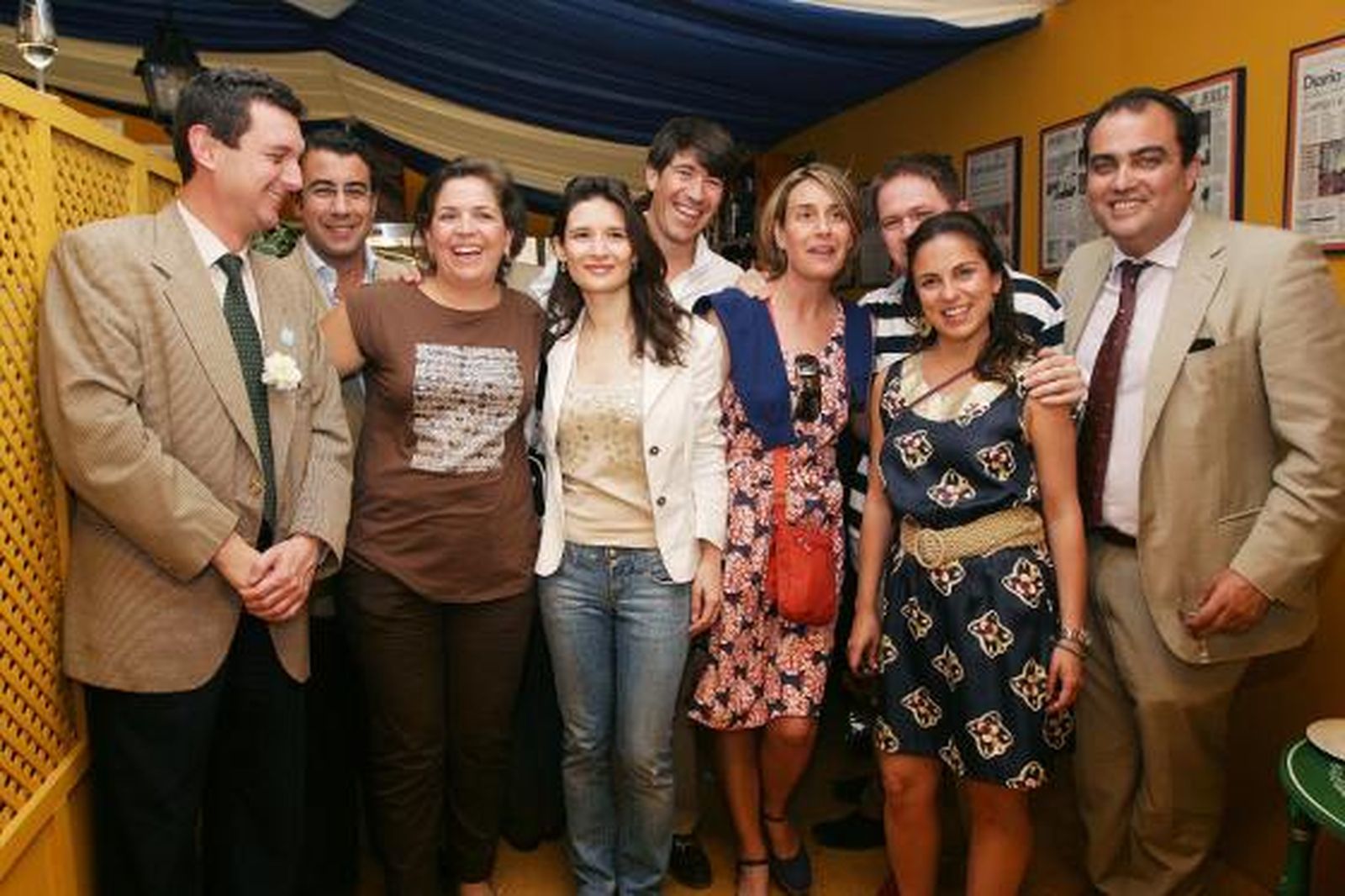 En los extremos Miguel Berraquero y David Fernández junto a Maribel Castro, gerente de ‘Alta Cazuela’, Juan Rodríguez, del Bar Juanito, y unos amigos de Valladolid y Santander.

Foto: Vanesa Lobo