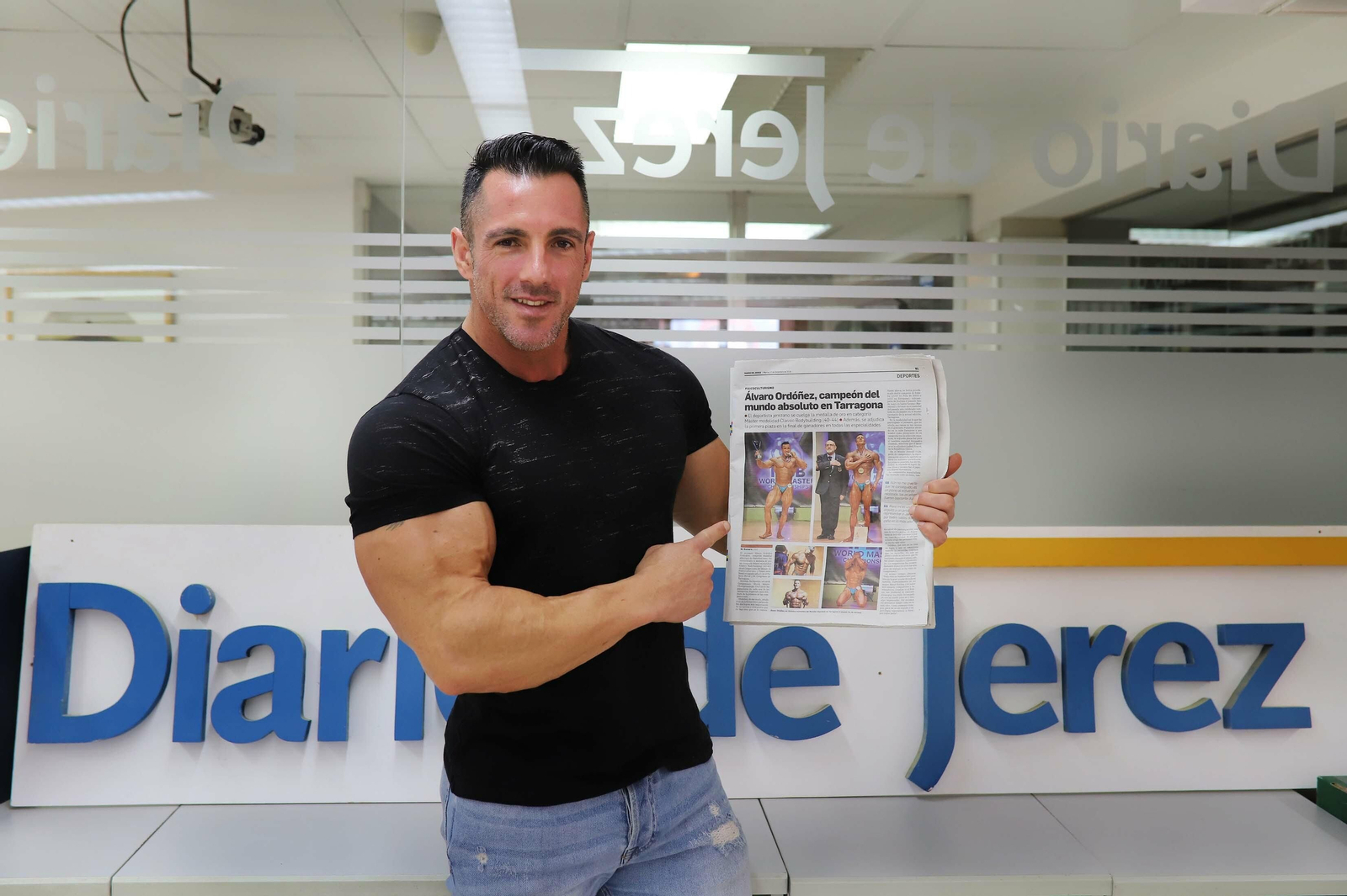 Álvaro Ordóñez posa con un ejemplar de Diario de Jerez del día que fue campeón de mundo.