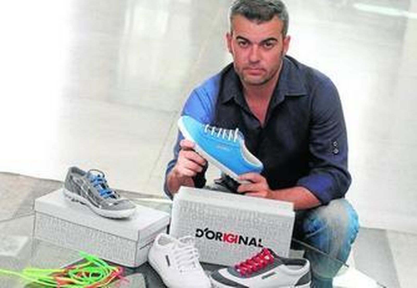 1. Pedro Franco es uno de los creadores de la firma, que echaba a andar en Sevilla hace unos meses y que vende directamente al consumidor a través de internet. 2 y 3. Dos de los modelos de la primera colección de D'Original.