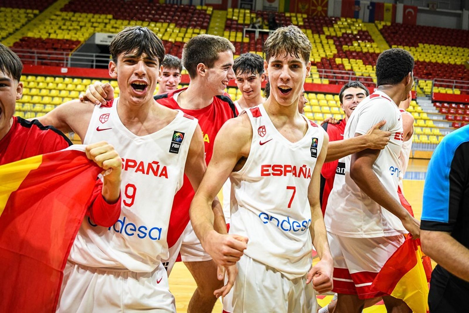 Del Pino (7) celebra con sus compañeros.