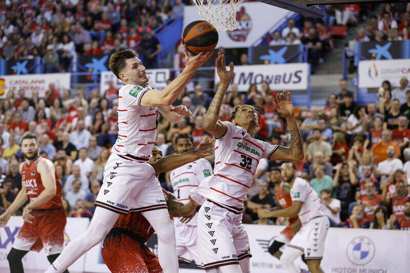 David Kramer trata de coger un rebote junto a Joe Thomasson.