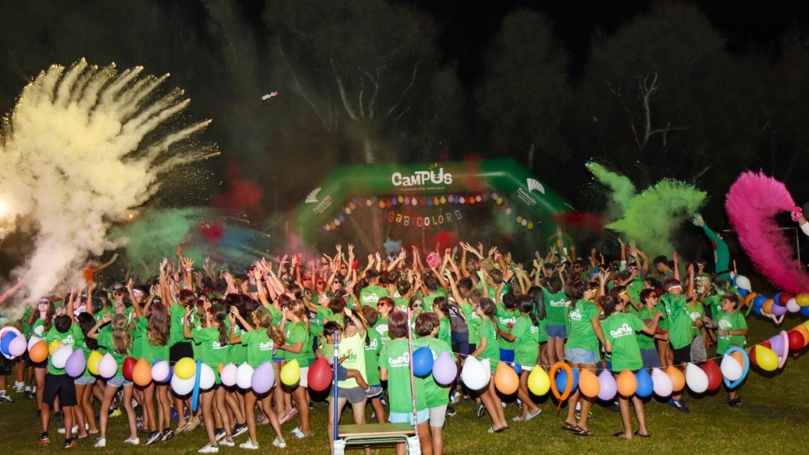 Participantes en una actividad nocturna.