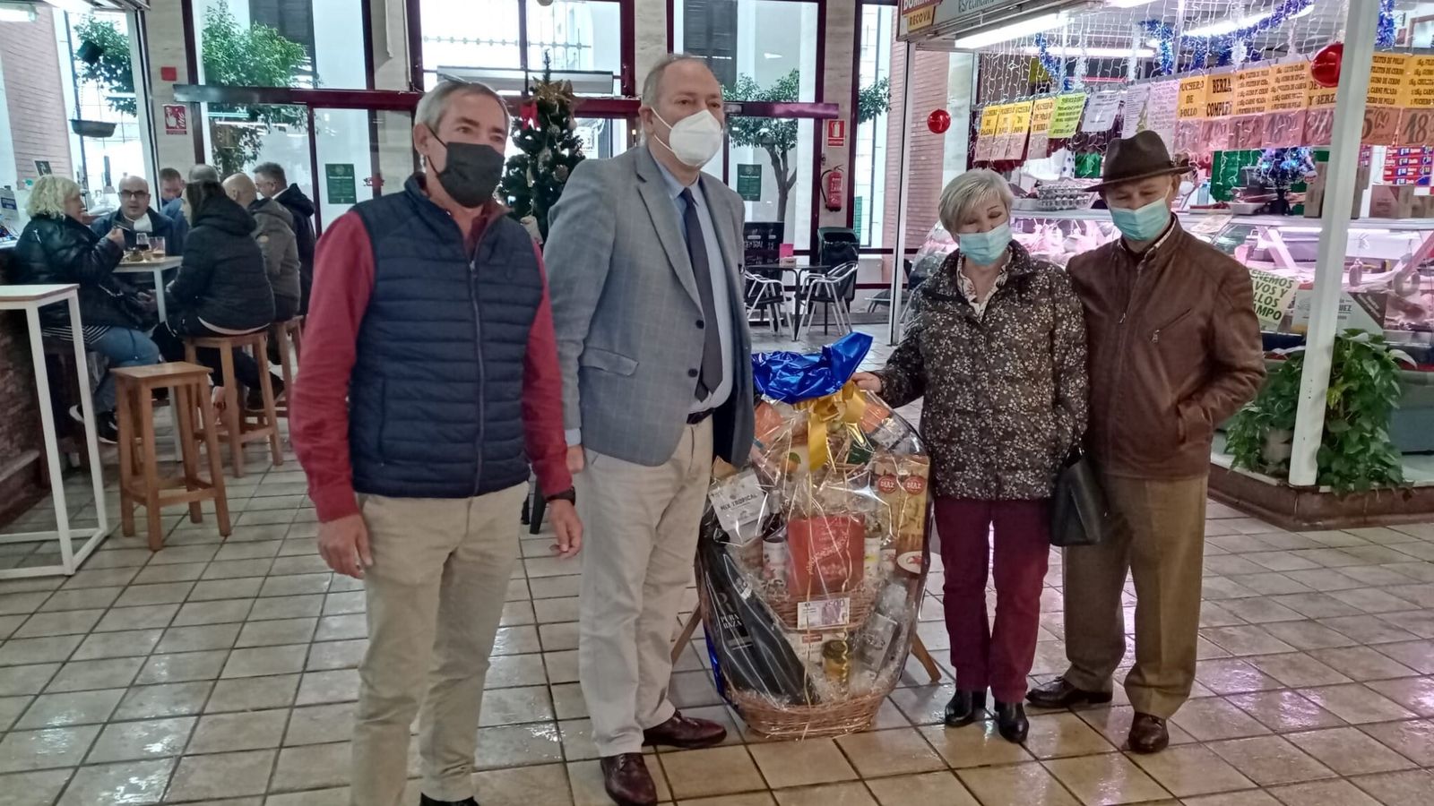 Entrega de las cestas de Navidad sorteadas entre los clientes.