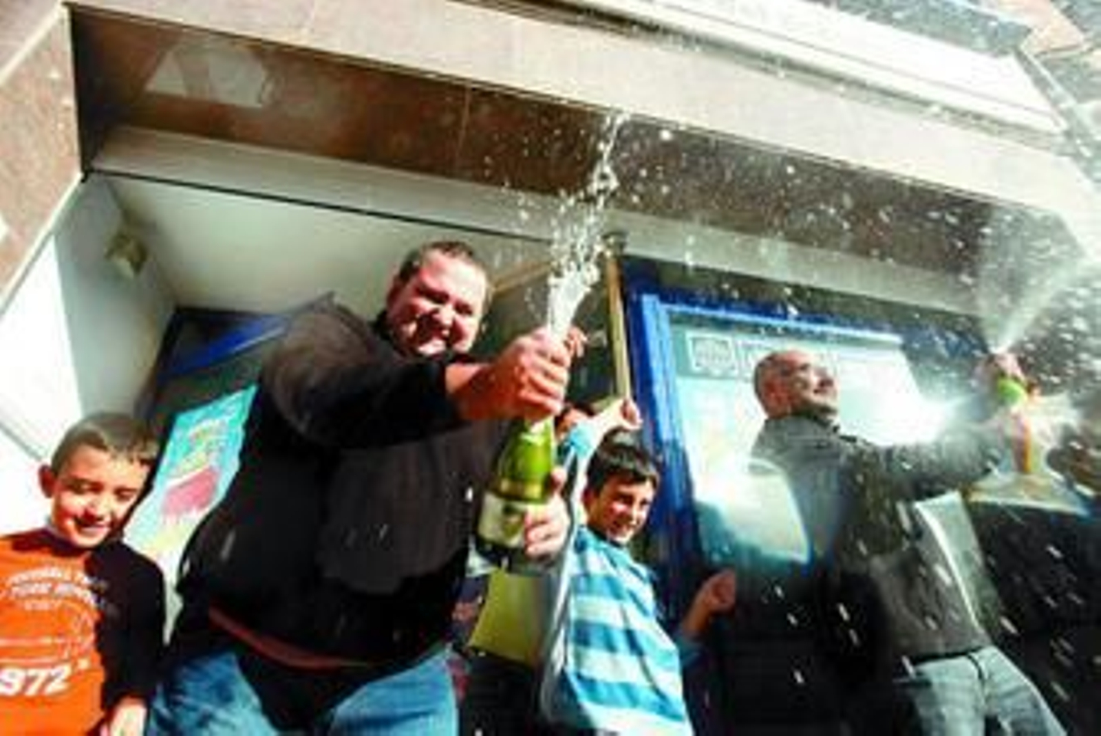 Fiesta en la puerta del despacho de San Quirze, en Barcelona, donde se vendió el Gordo.