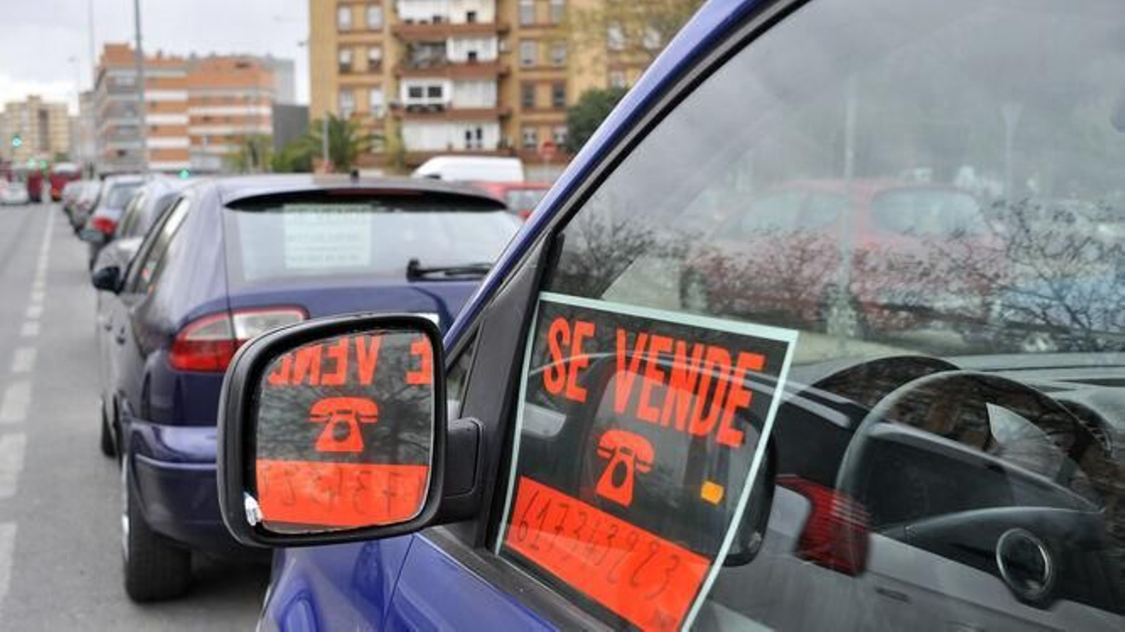 Cartel de 'se vende' en un vehículo.