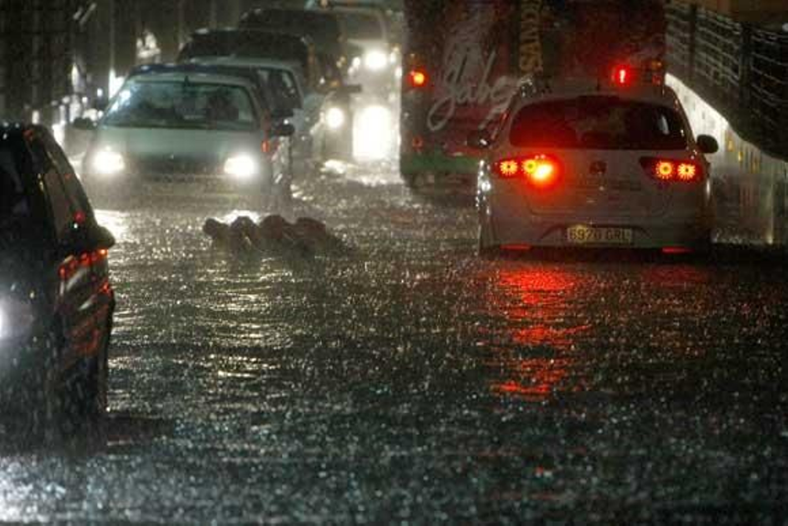 Una tormenta inunda el casco histórico. La parte más afectada fue la Plaza de San Juan de Dios y Canalejas

Foto: Julio Gonzalez/Lourdes de Vicende/Joaquin Pino/Jose Braza