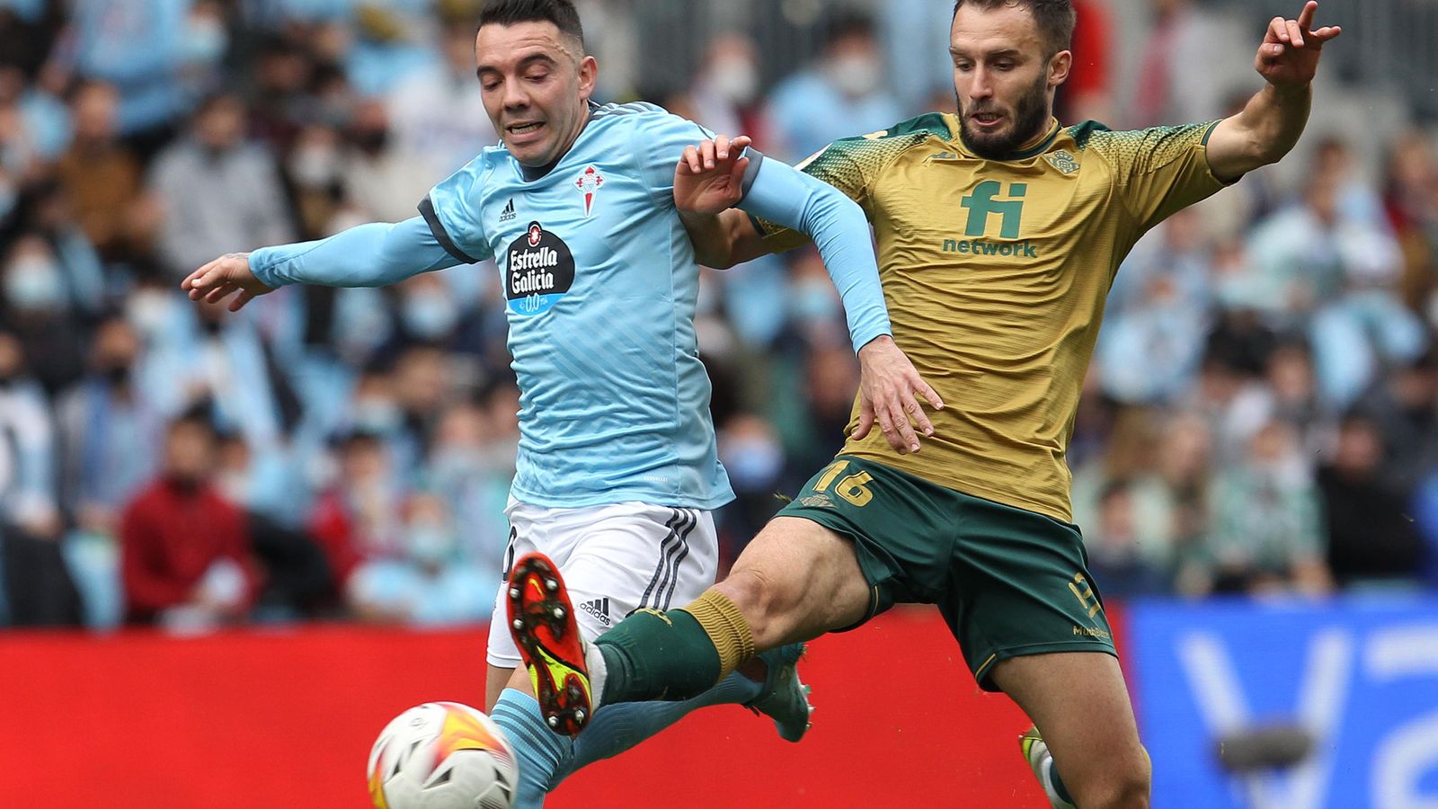 Pezzella mete la pierna ante Aspas.