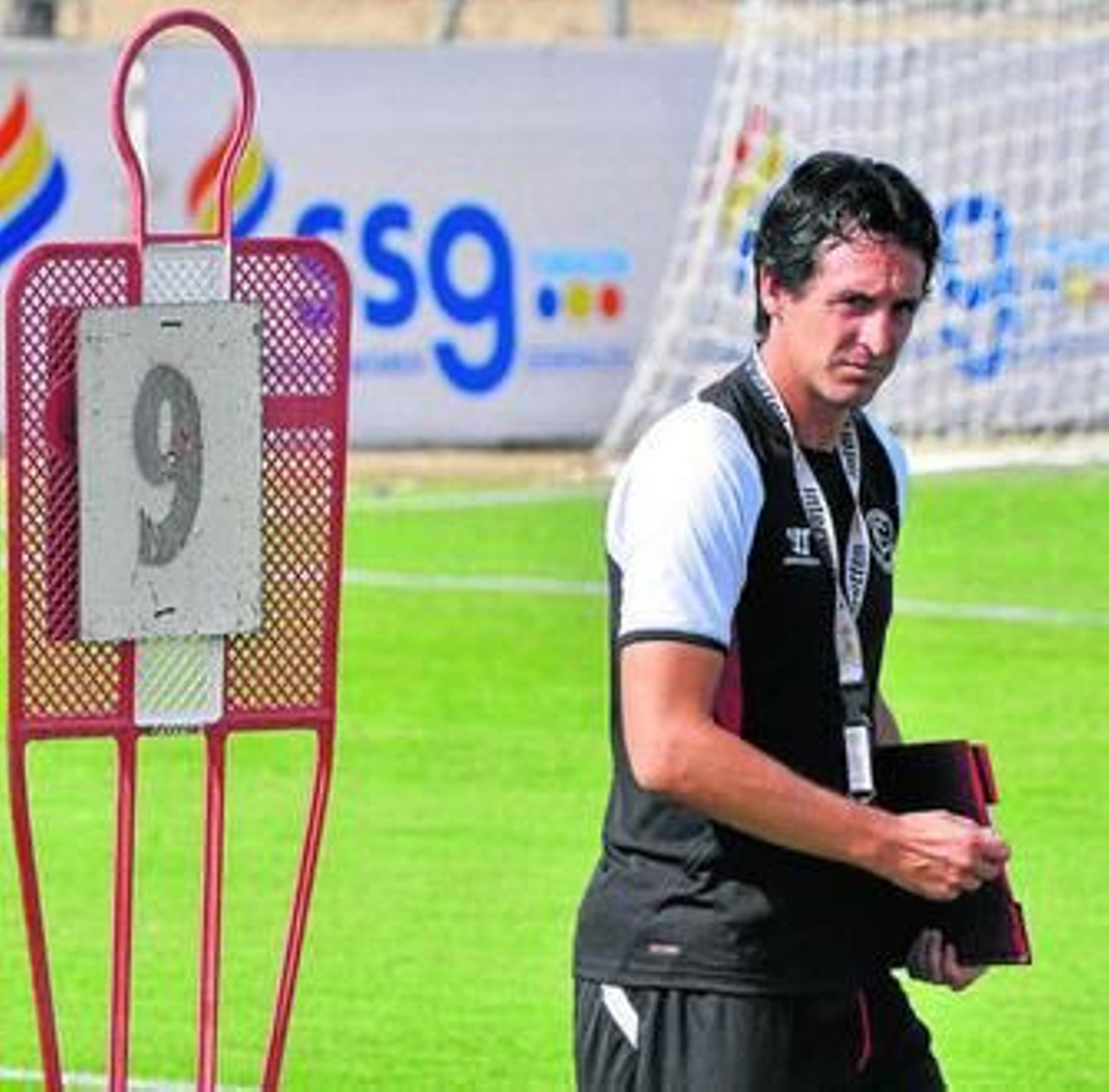 Unai Emery, con rostro serio, en la ciudad deportiva del Sevilla.