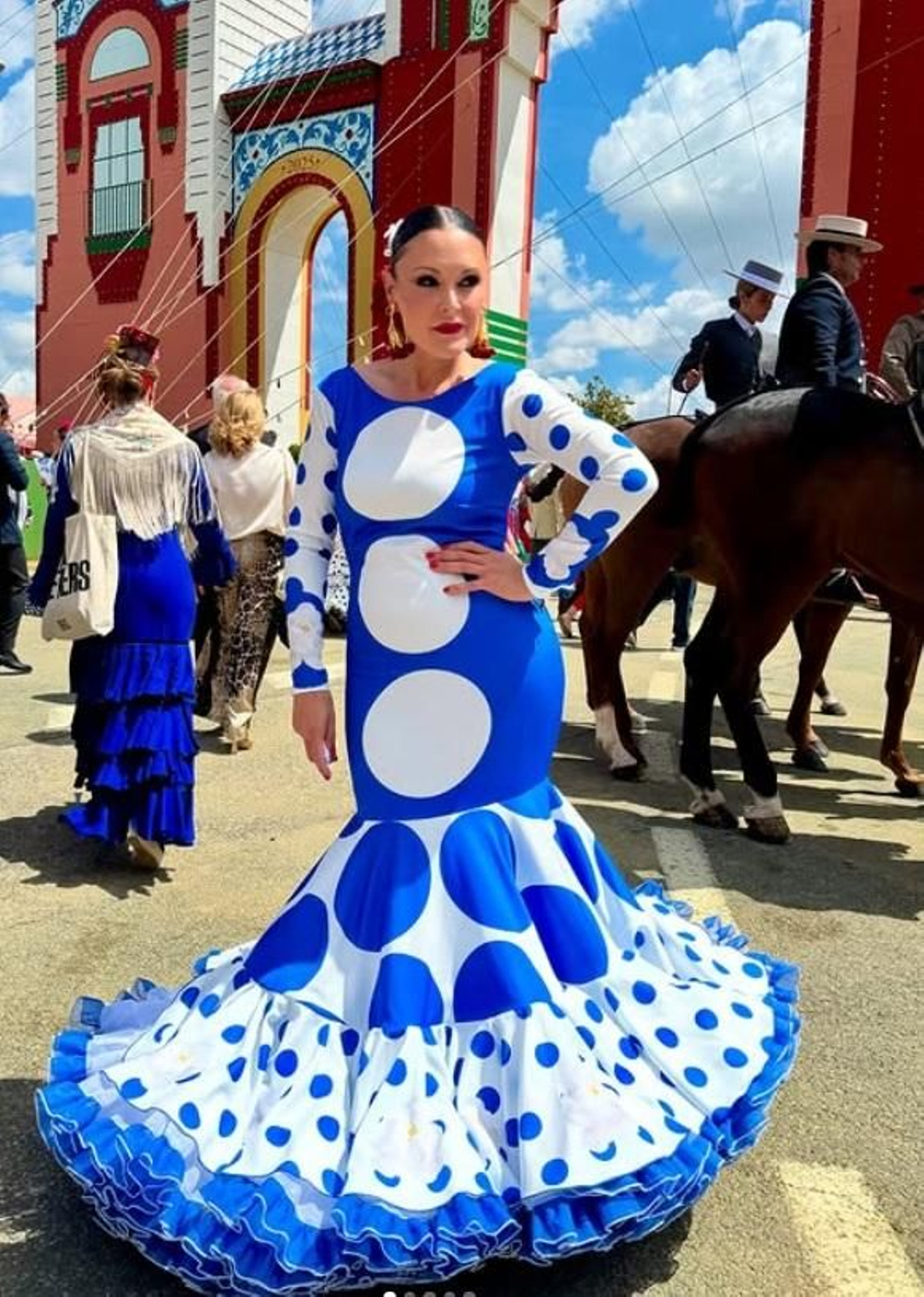 Nieves Blanco vestida de flamenca en la Feria de Abril.