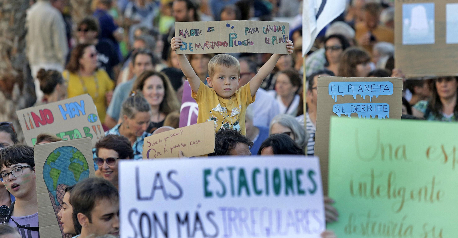 Las imágenes de la manifestación de la Huelga Mundial por el Clima en Cádiz.