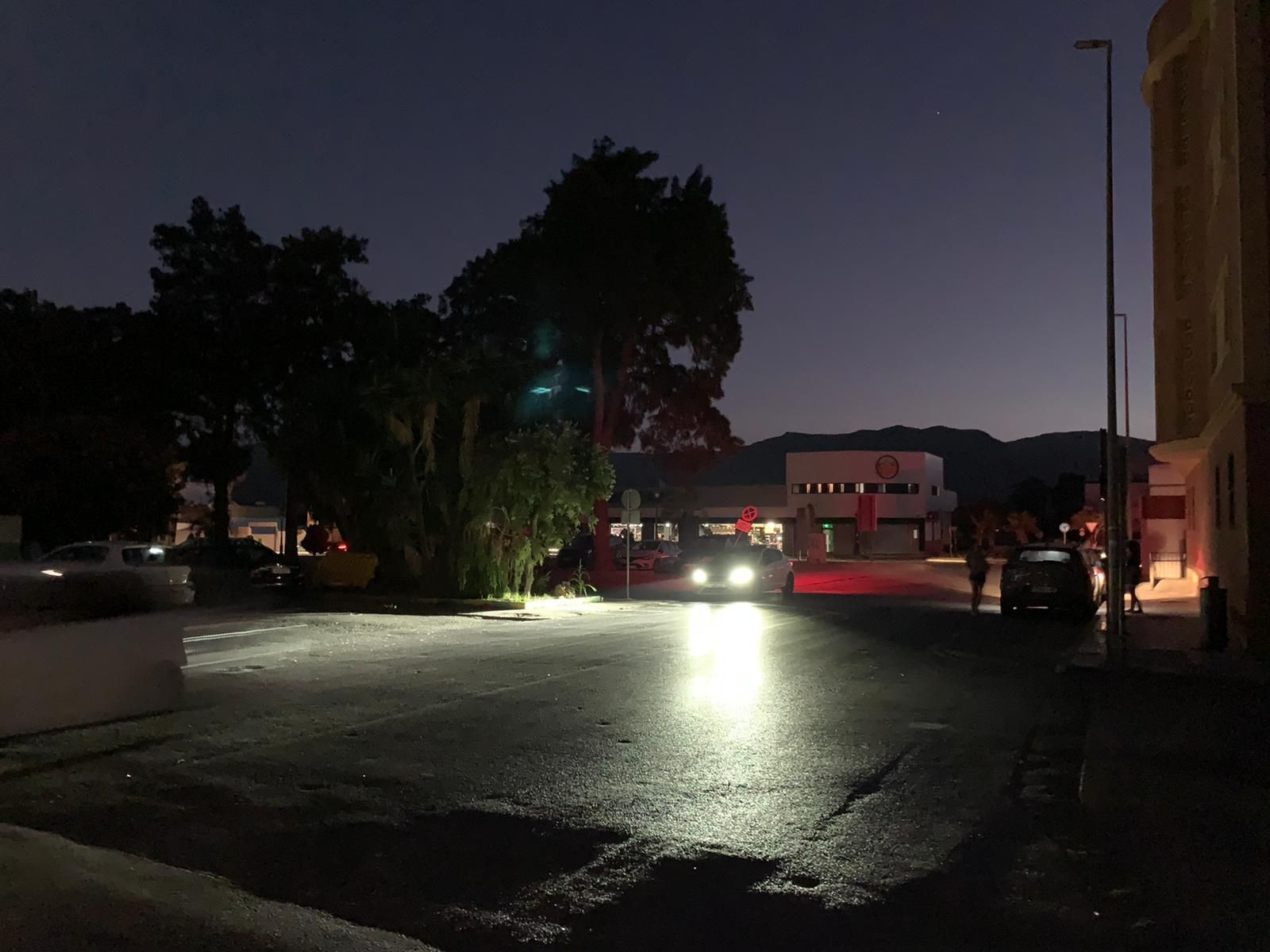 Una imagen del centro de Los Barrios, totalmente a oscuras